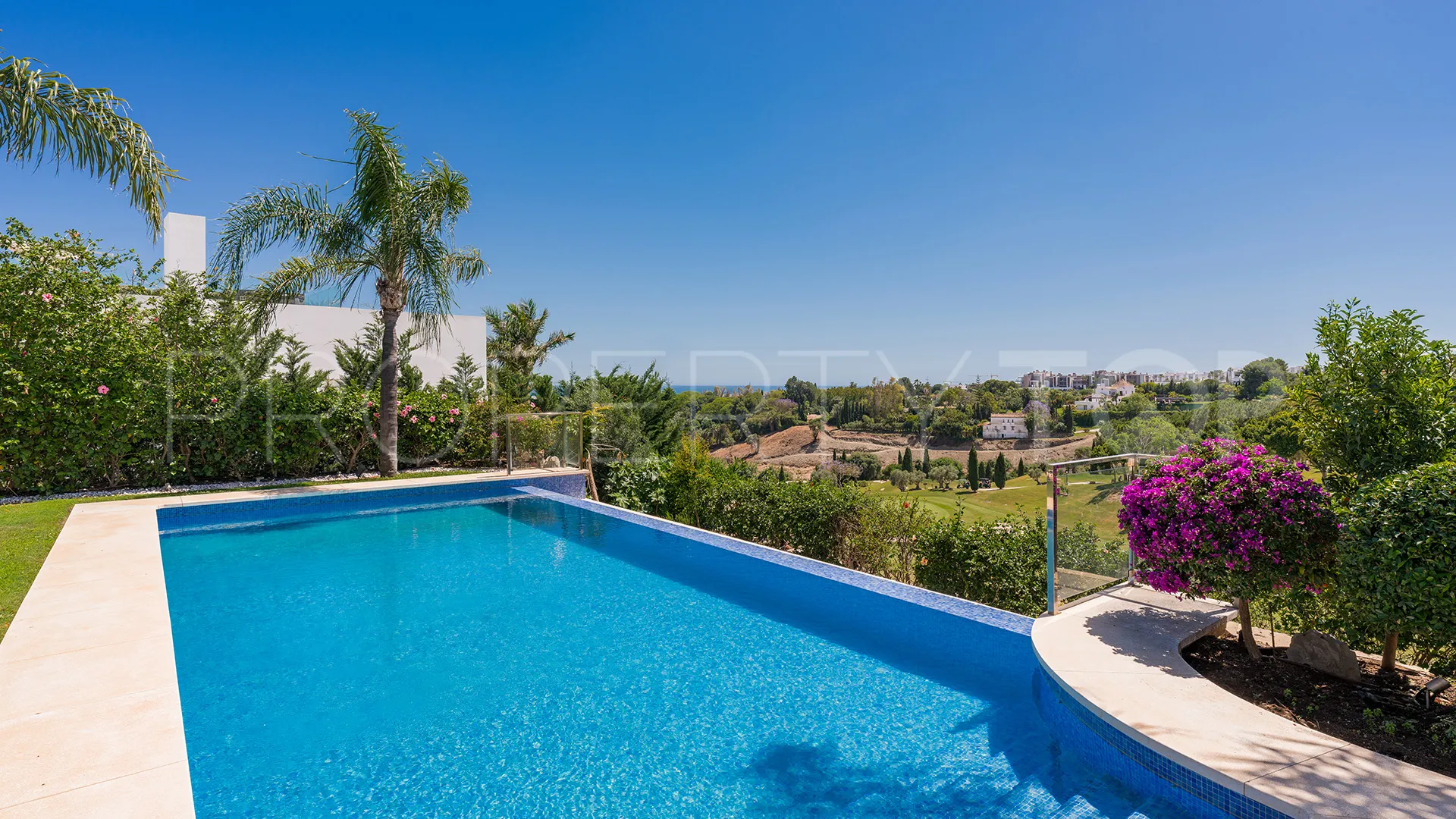 Se vende villa con 5 dormitorios en Los Flamingos