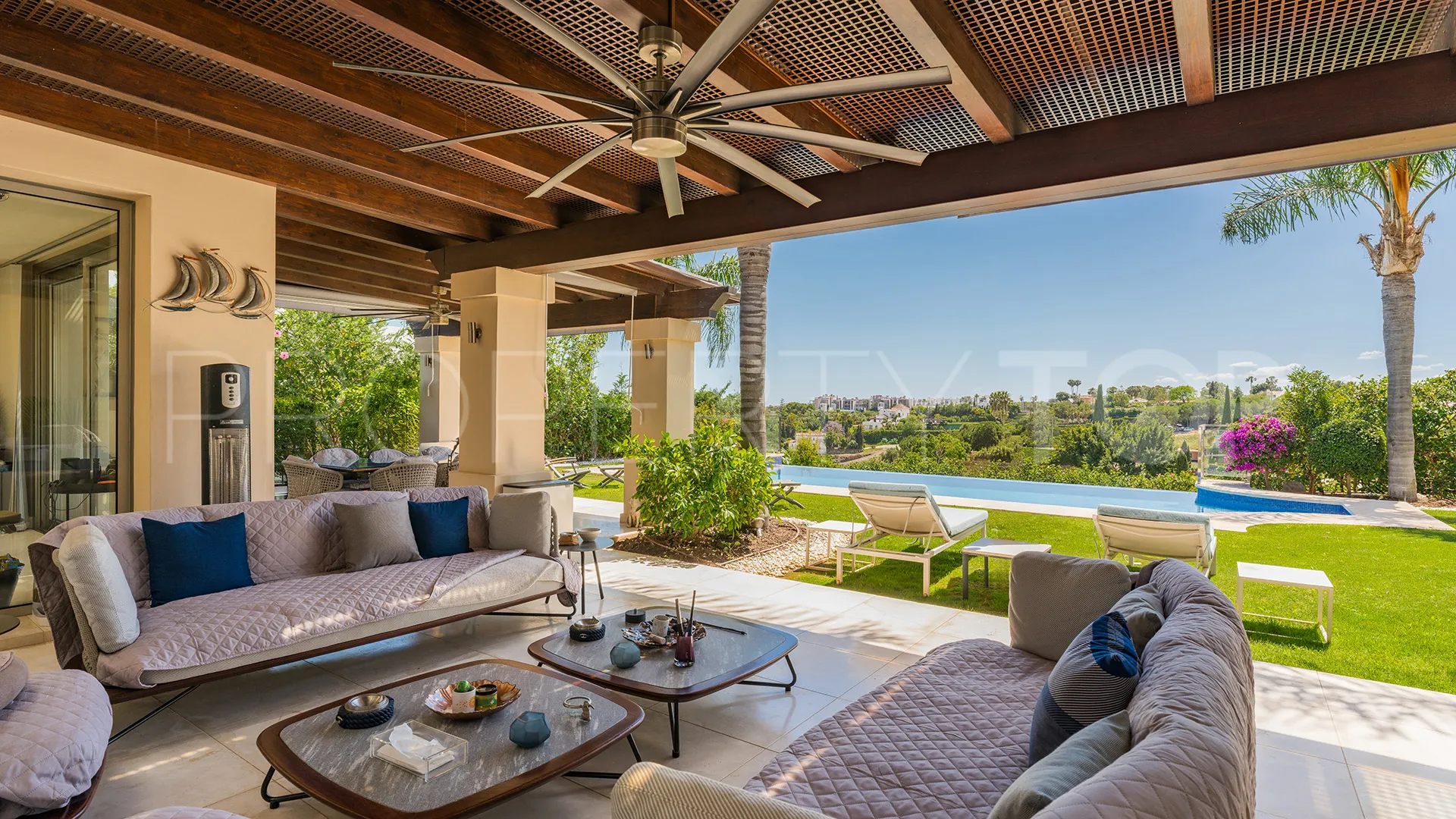 Se vende villa con 5 dormitorios en Los Flamingos
