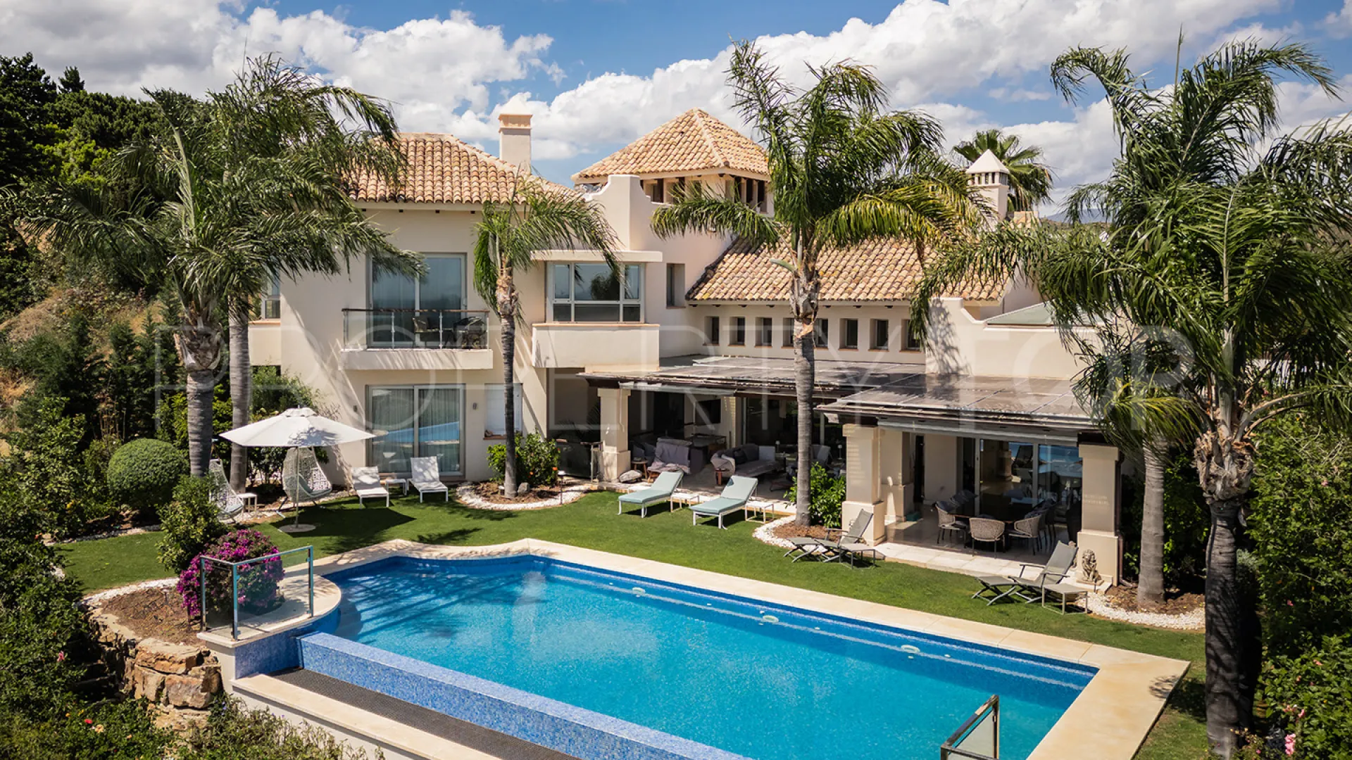Se vende villa con 5 dormitorios en Los Flamingos