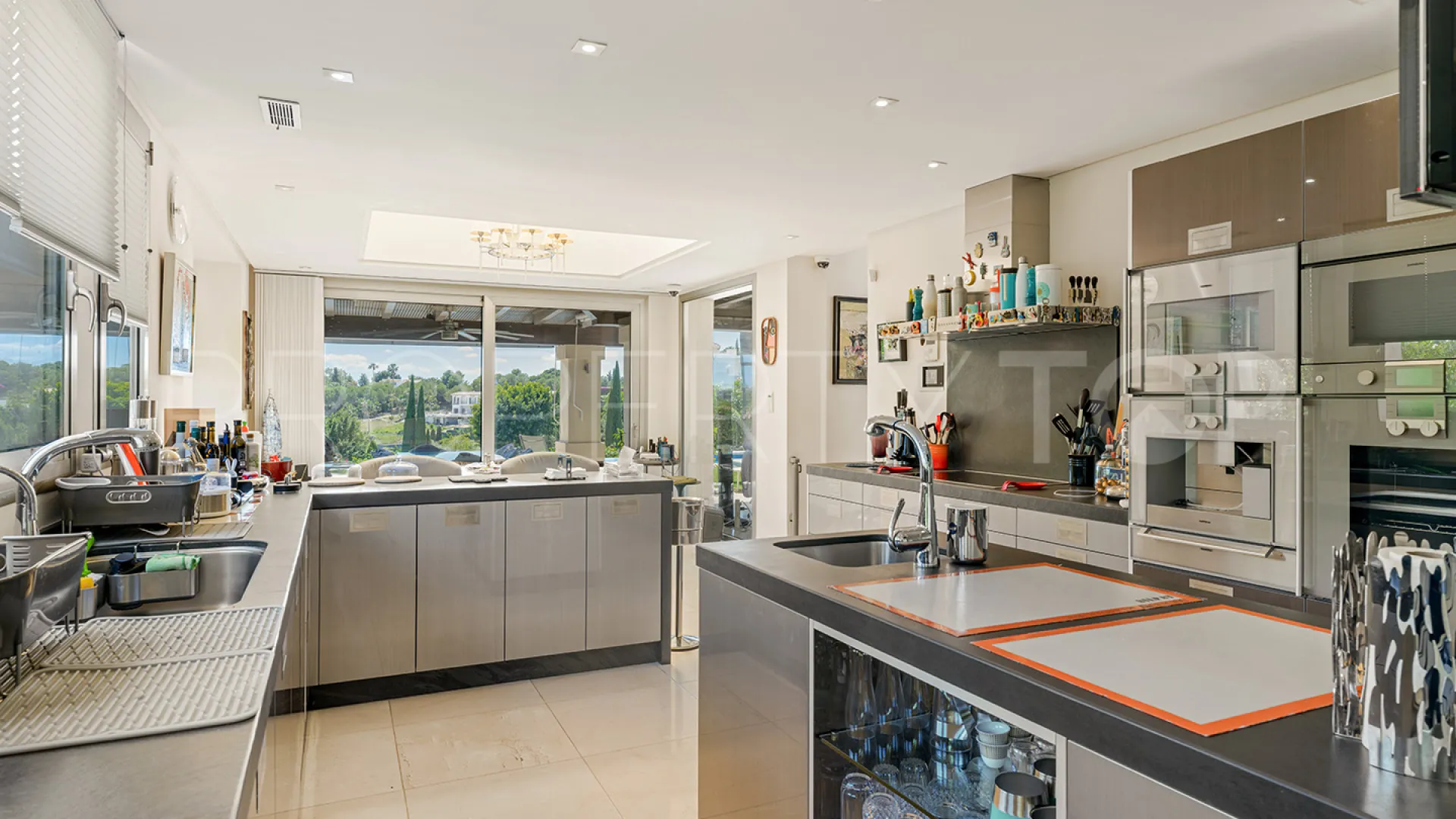 Se vende villa con 5 dormitorios en Los Flamingos