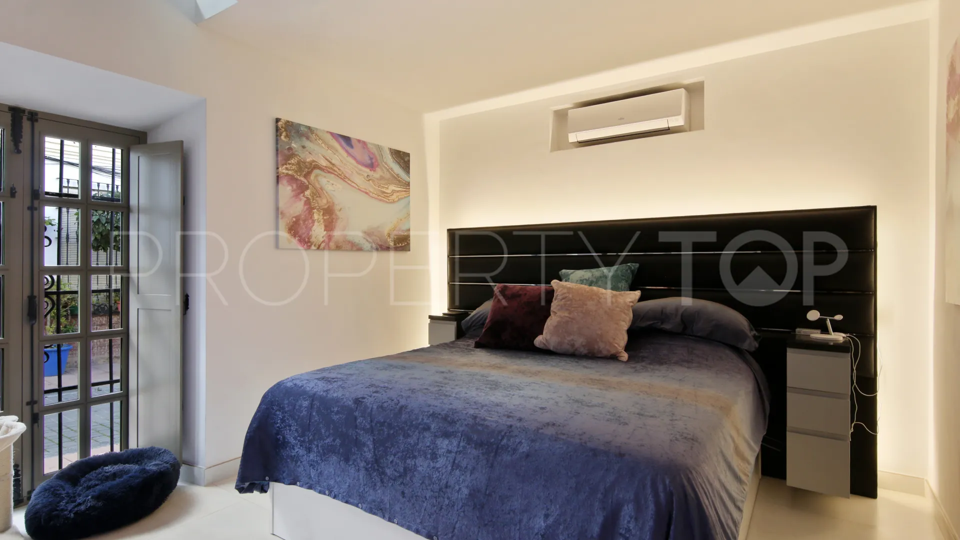 For sale town house in Estepona Old Town with 4 bedrooms
