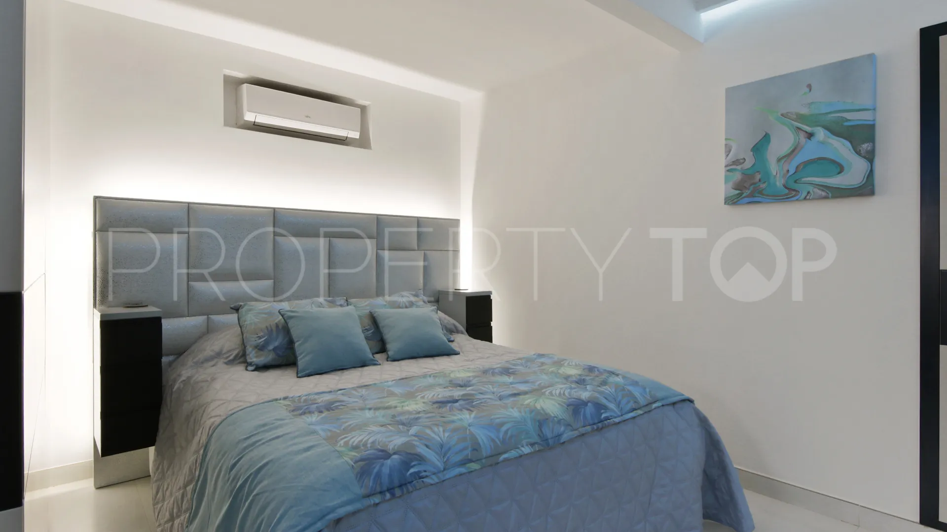 For sale town house in Estepona Old Town with 4 bedrooms