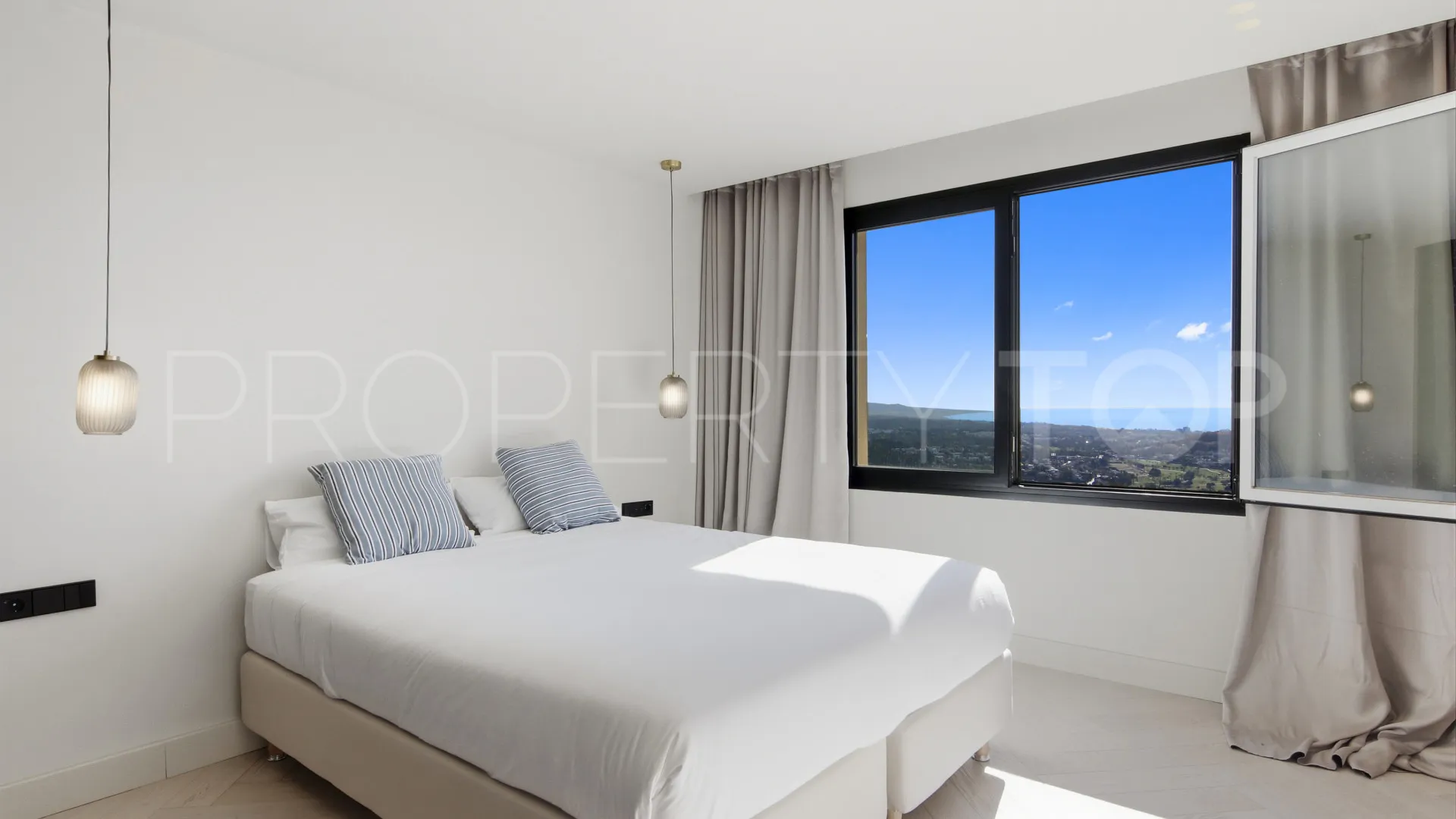 Se vende atico duplex en Monte Halcones