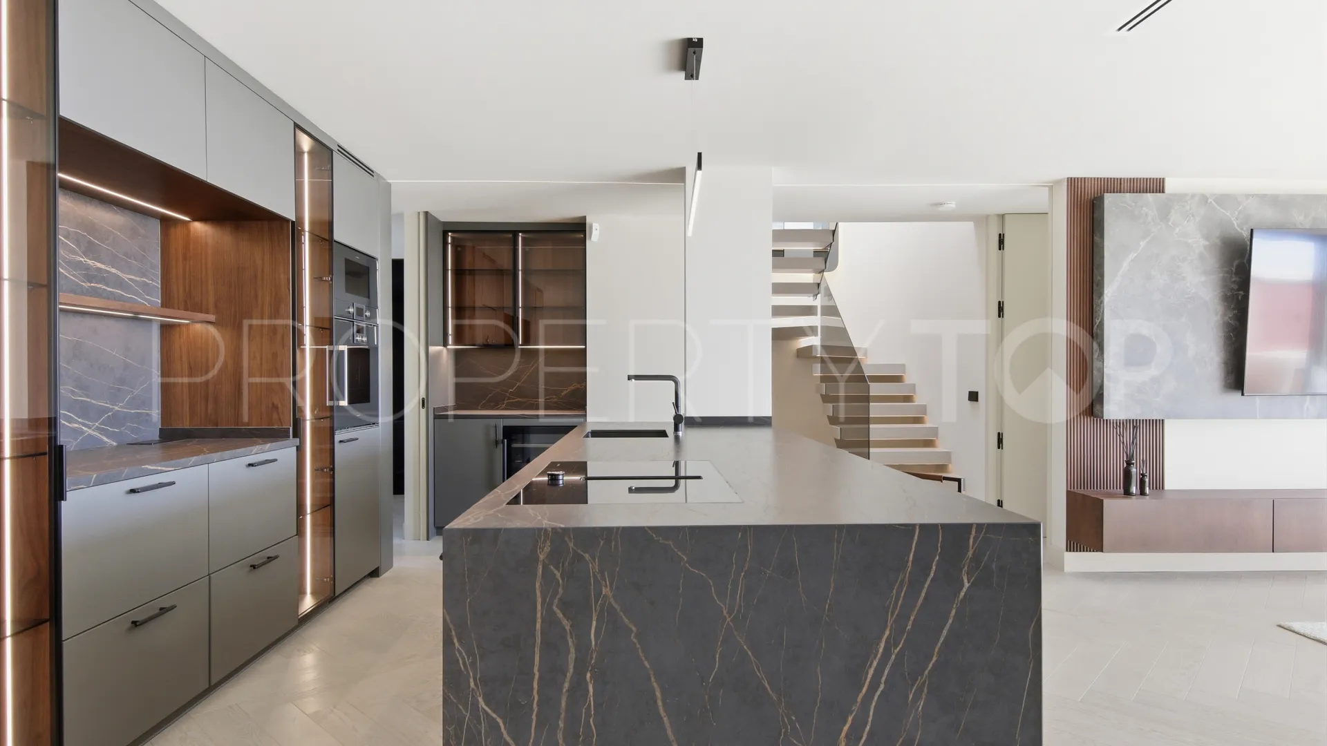 Se vende atico duplex en Monte Halcones