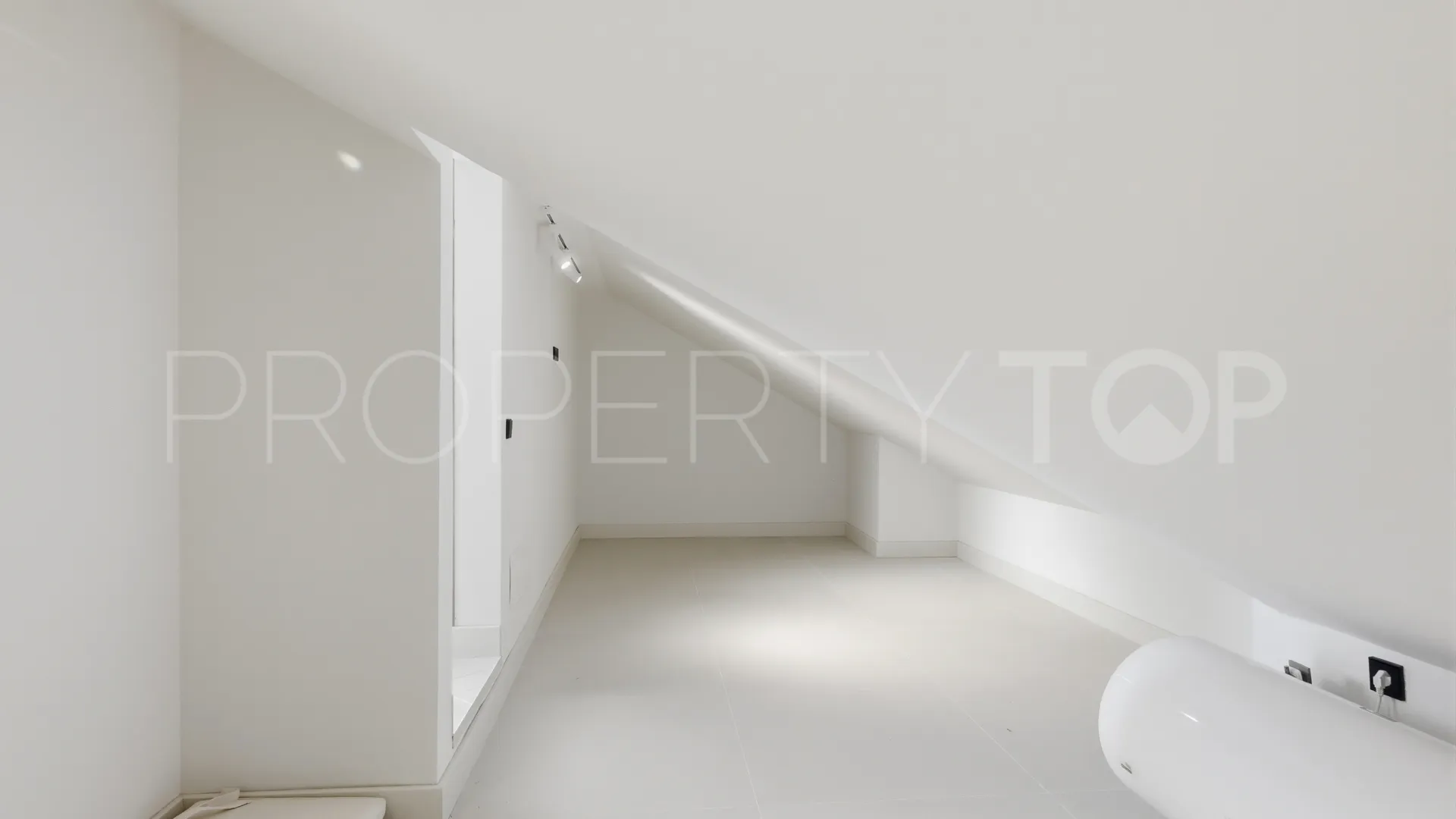 Se vende atico duplex en Monte Halcones