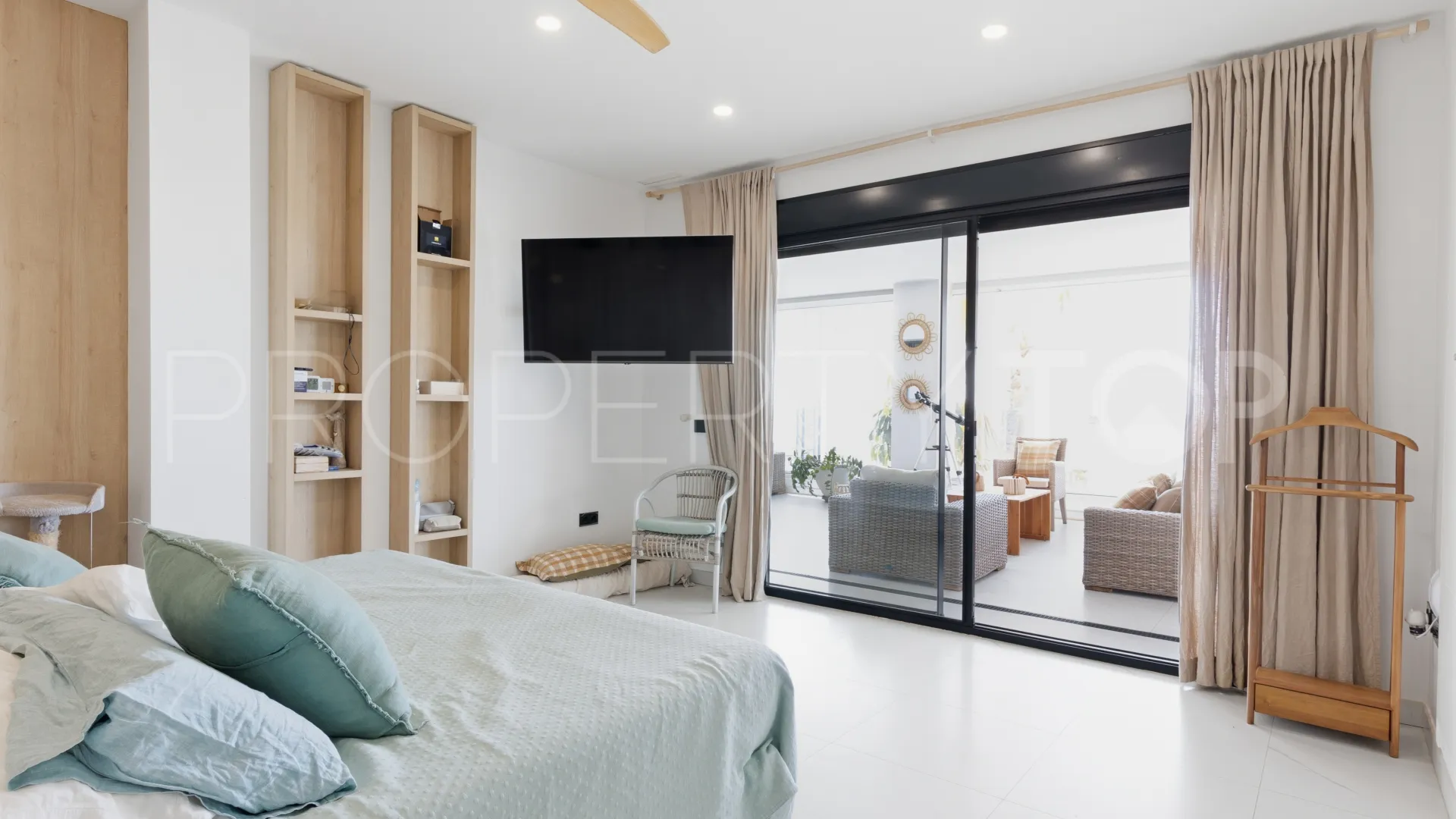 Buy apartment with 4 bedrooms in Mirador de Estepona Hills