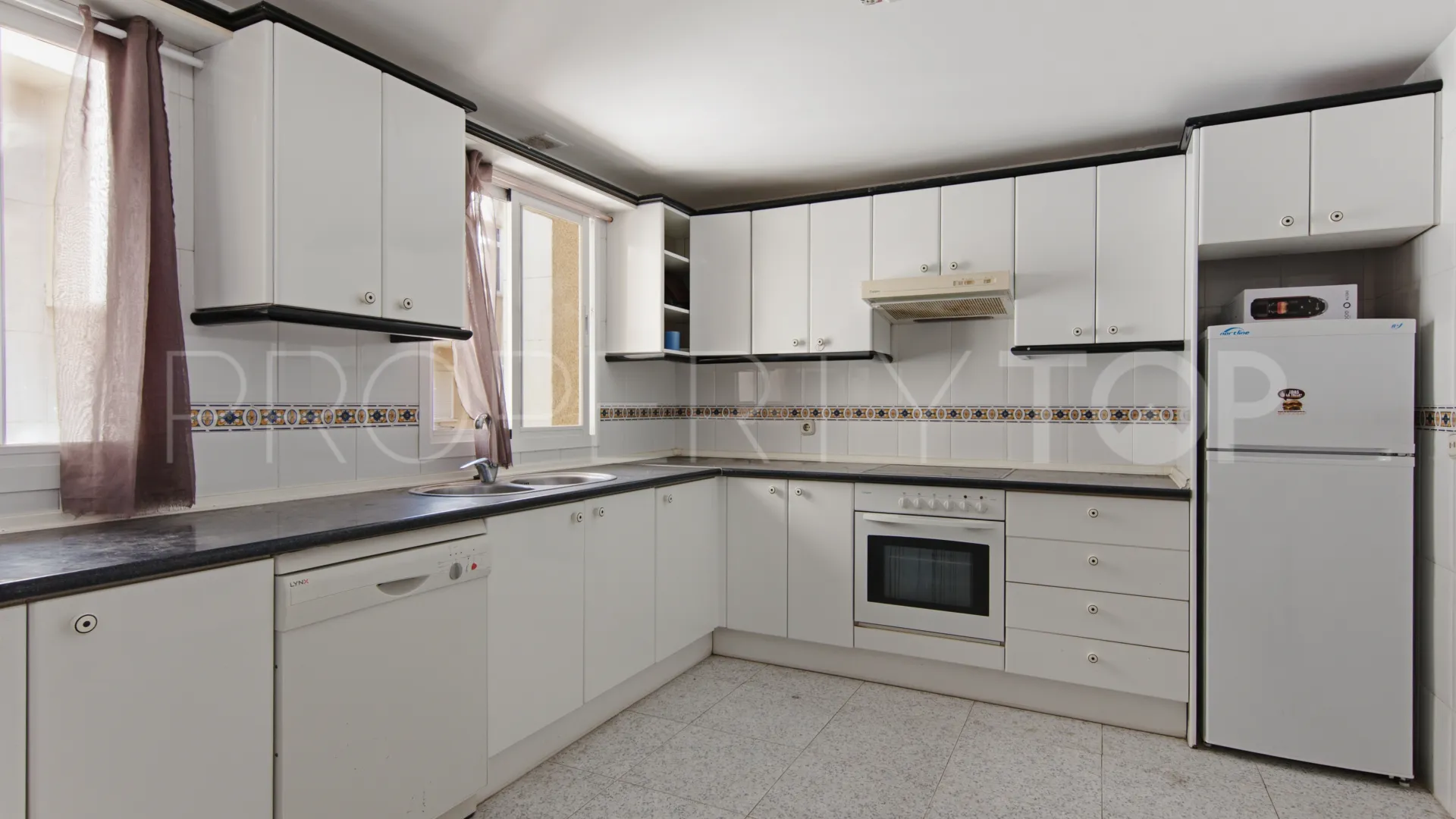 Apartment for sale in Estepona Centre with 3 bedrooms