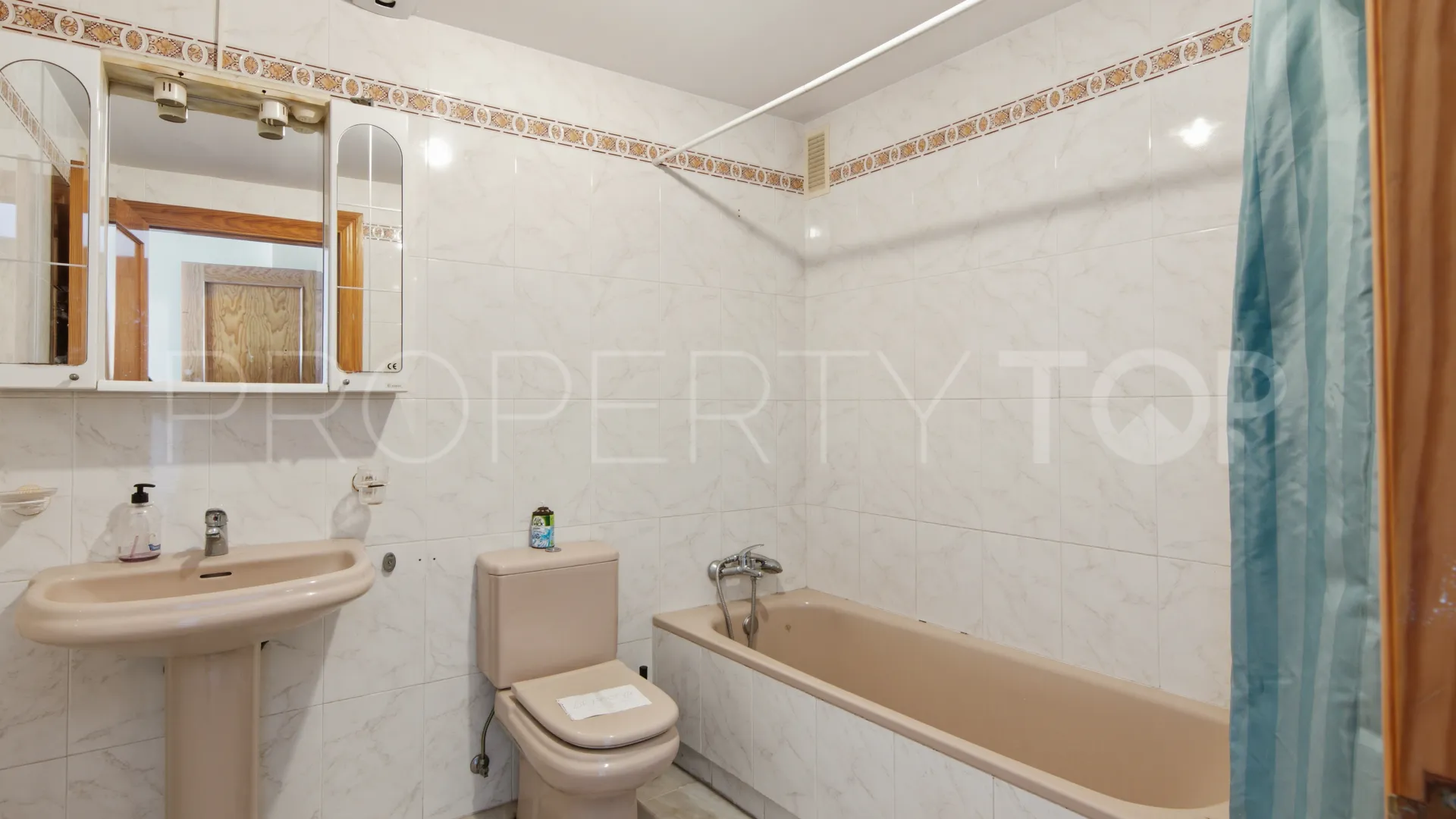 Apartment for sale in Estepona Centre with 3 bedrooms
