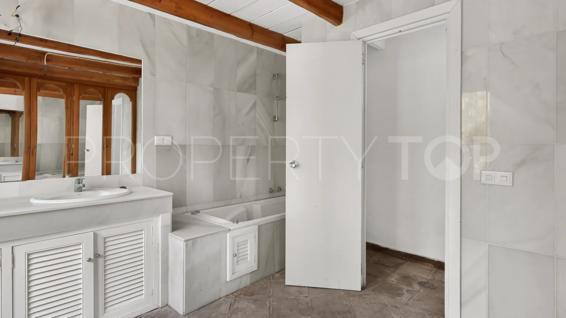 Finca con 6 dormitorios en venta en Reinoso