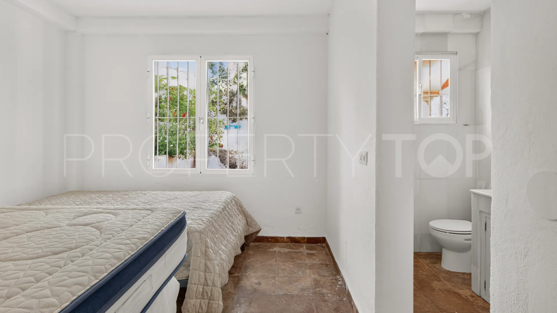Finca con 6 dormitorios en venta en Reinoso