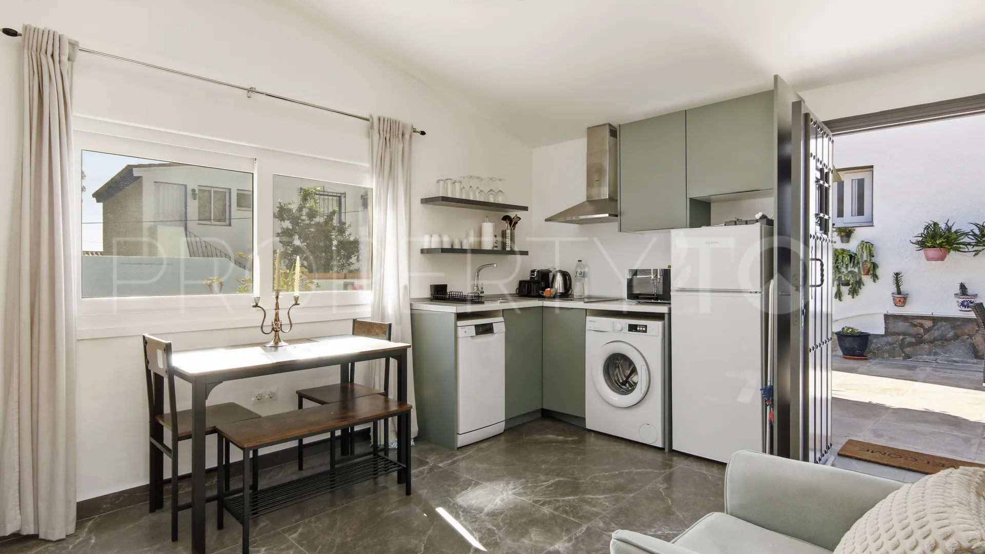 Villa en venta con 9 dormitorios en Jardin Tropical