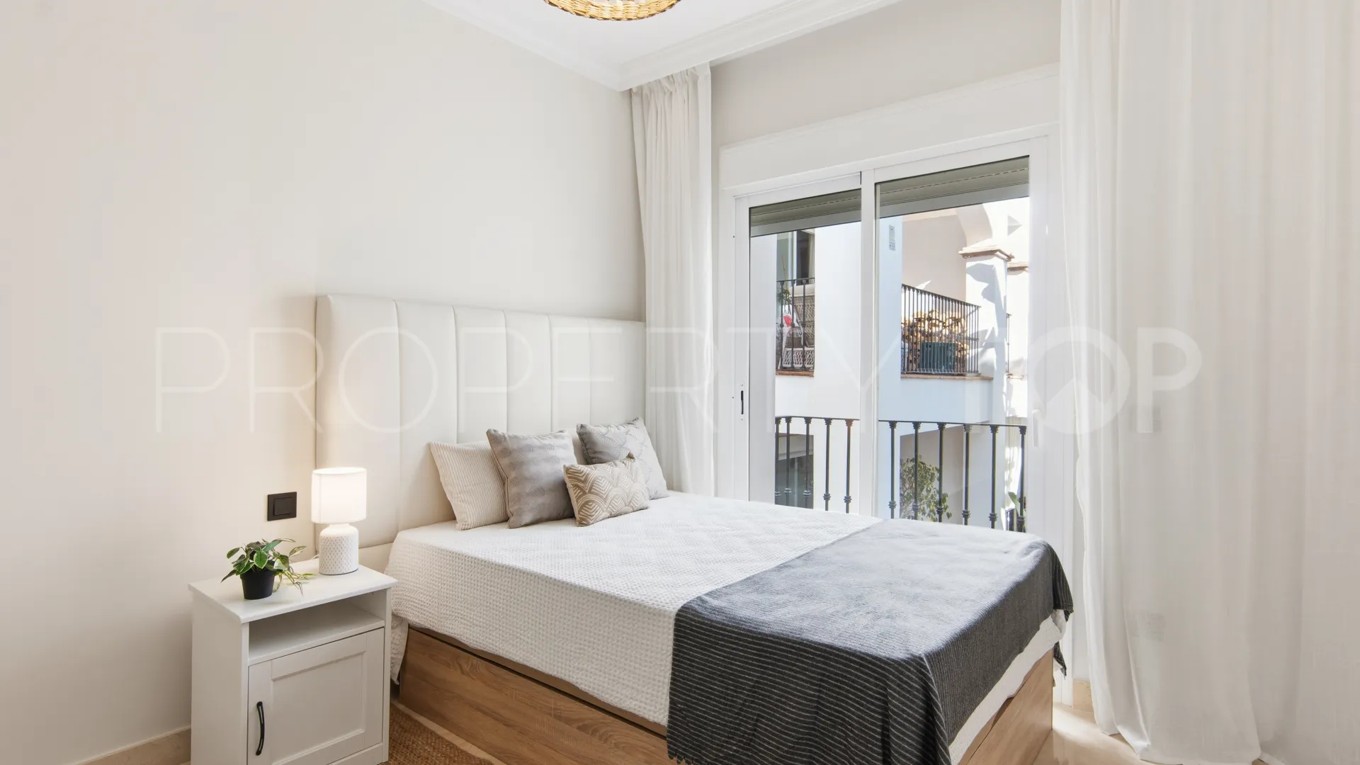Buy apartment in Montebello Hills with 3 bedrooms