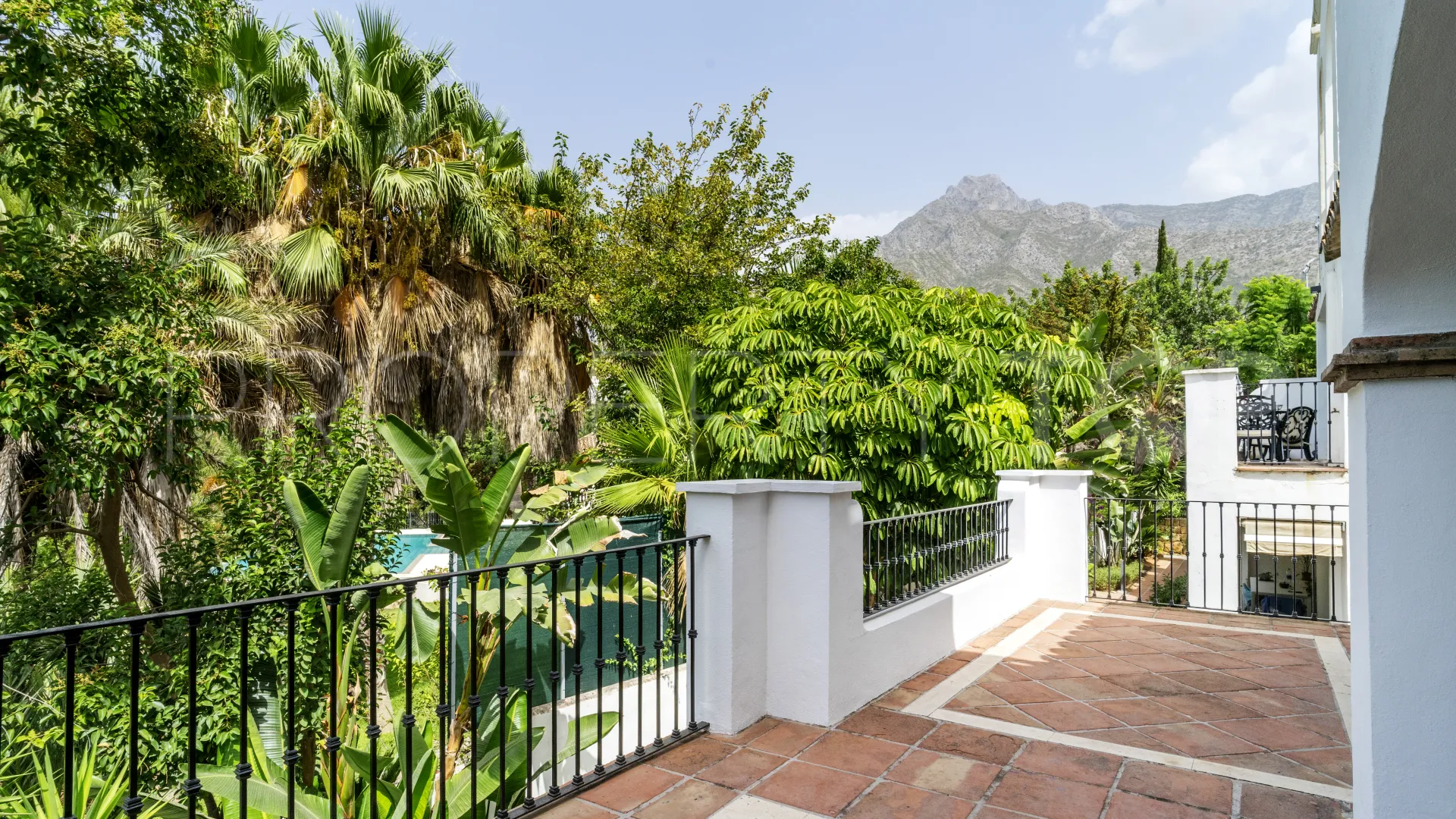 Buy apartment in Montebello Hills with 3 bedrooms