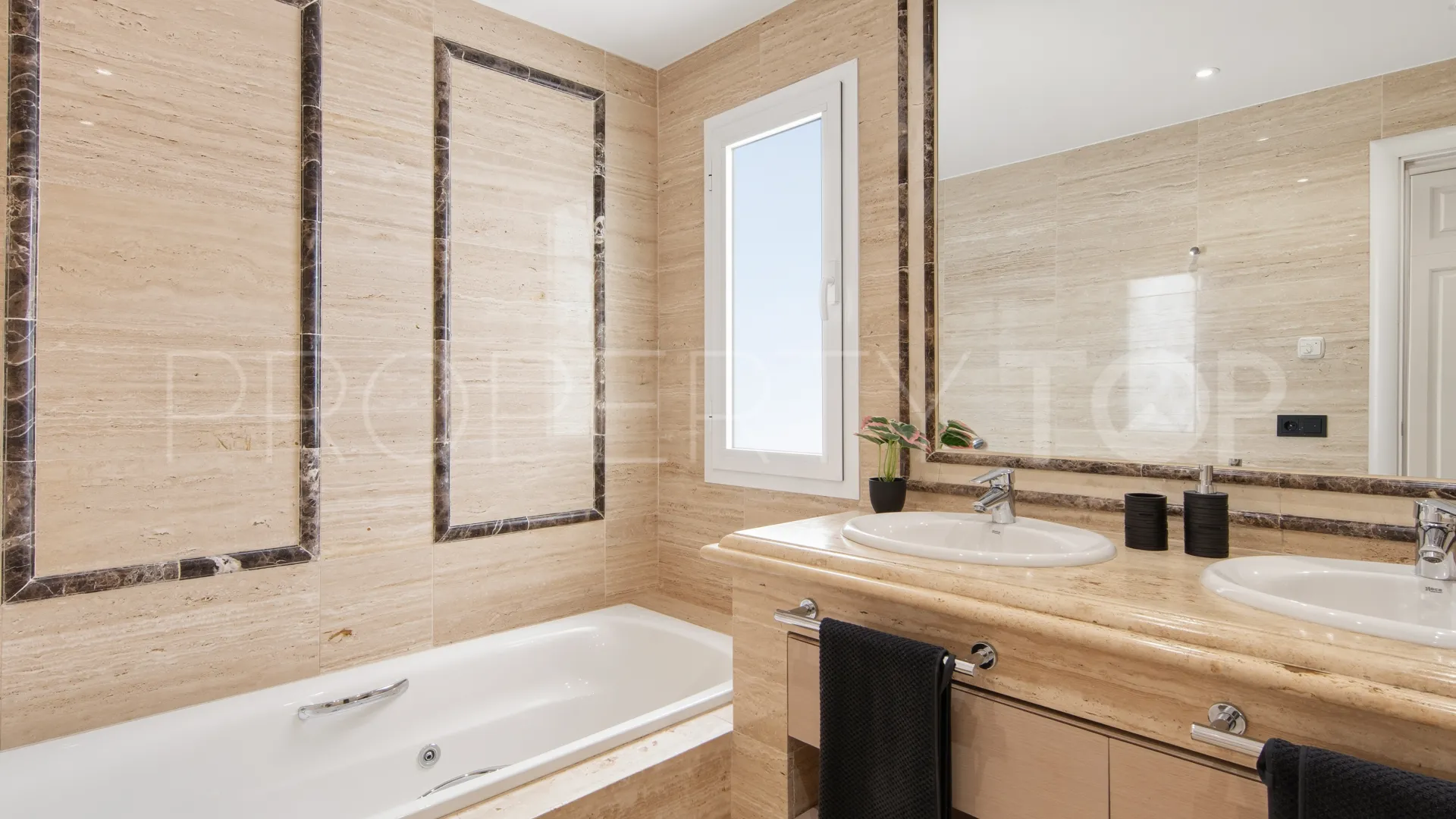 Buy apartment in Montebello Hills with 3 bedrooms