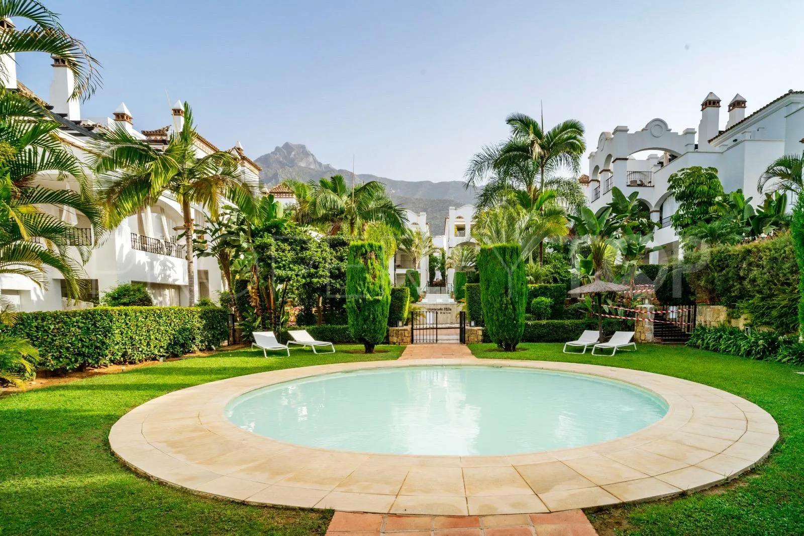 Buy apartment in Montebello Hills with 3 bedrooms