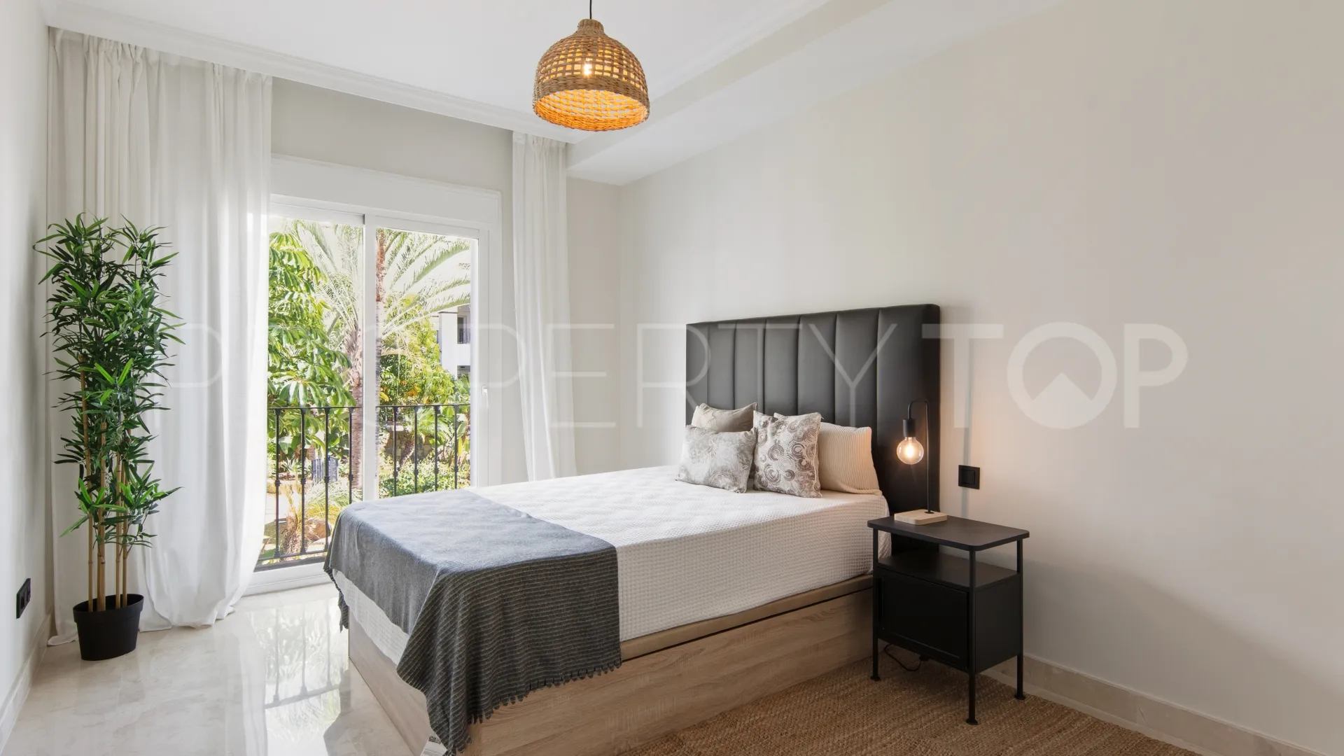 Buy apartment in Montebello Hills with 3 bedrooms