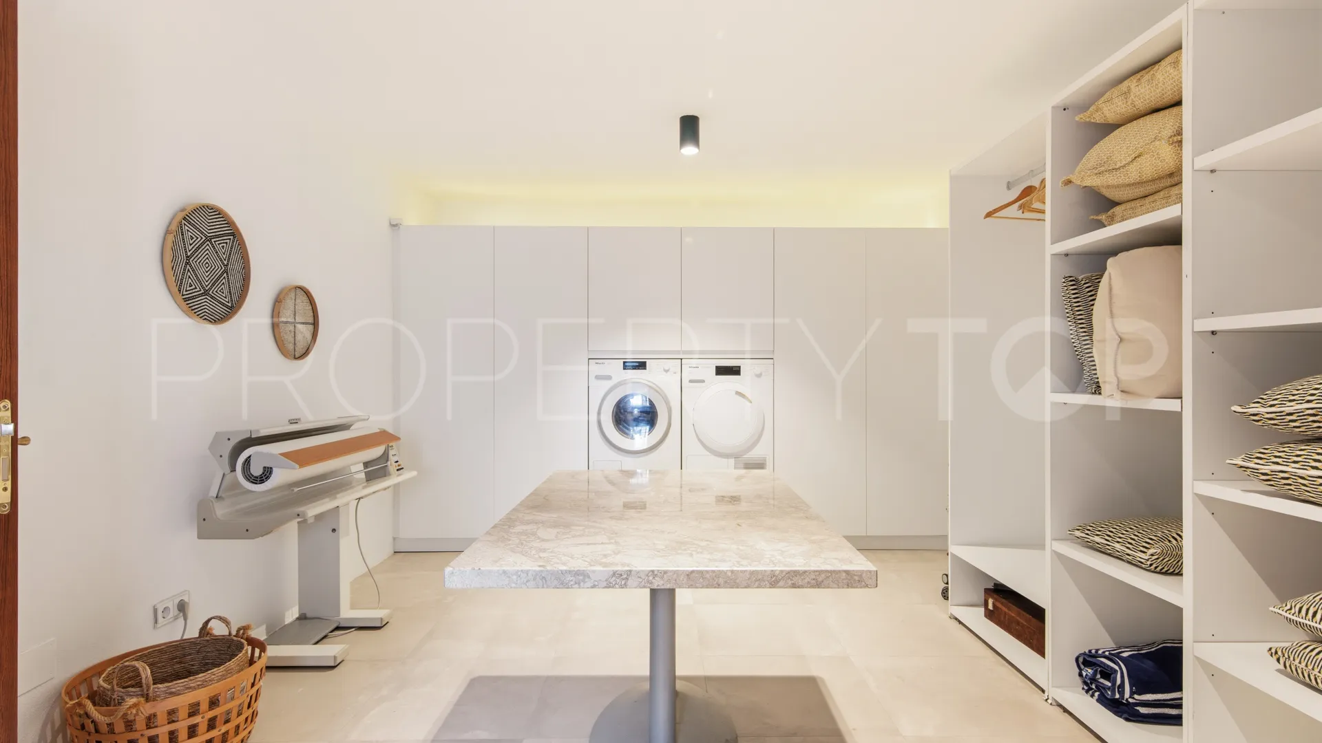 For sale villa in El Madroñal with 6 bedrooms
