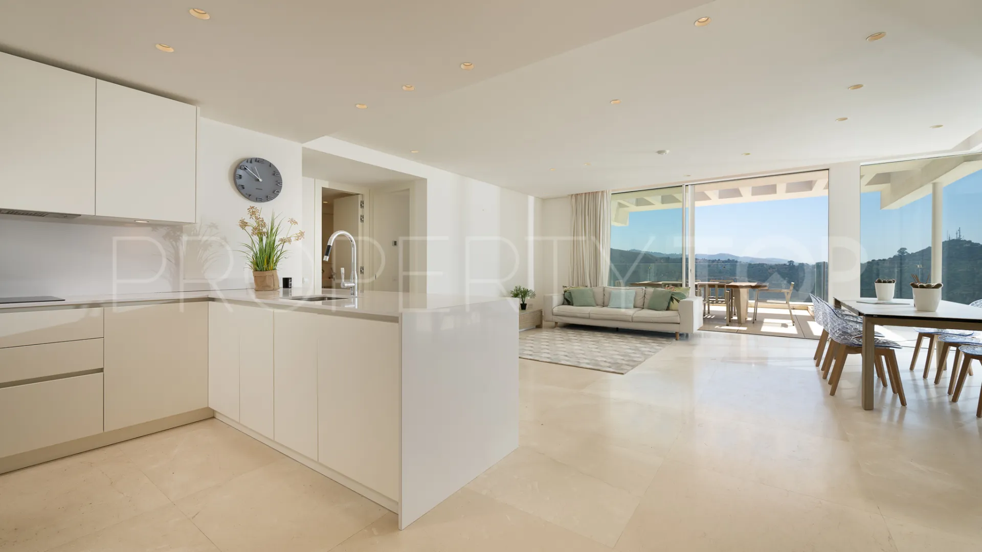 Duplex penthouse with 3 bedrooms for sale in Marbella City
