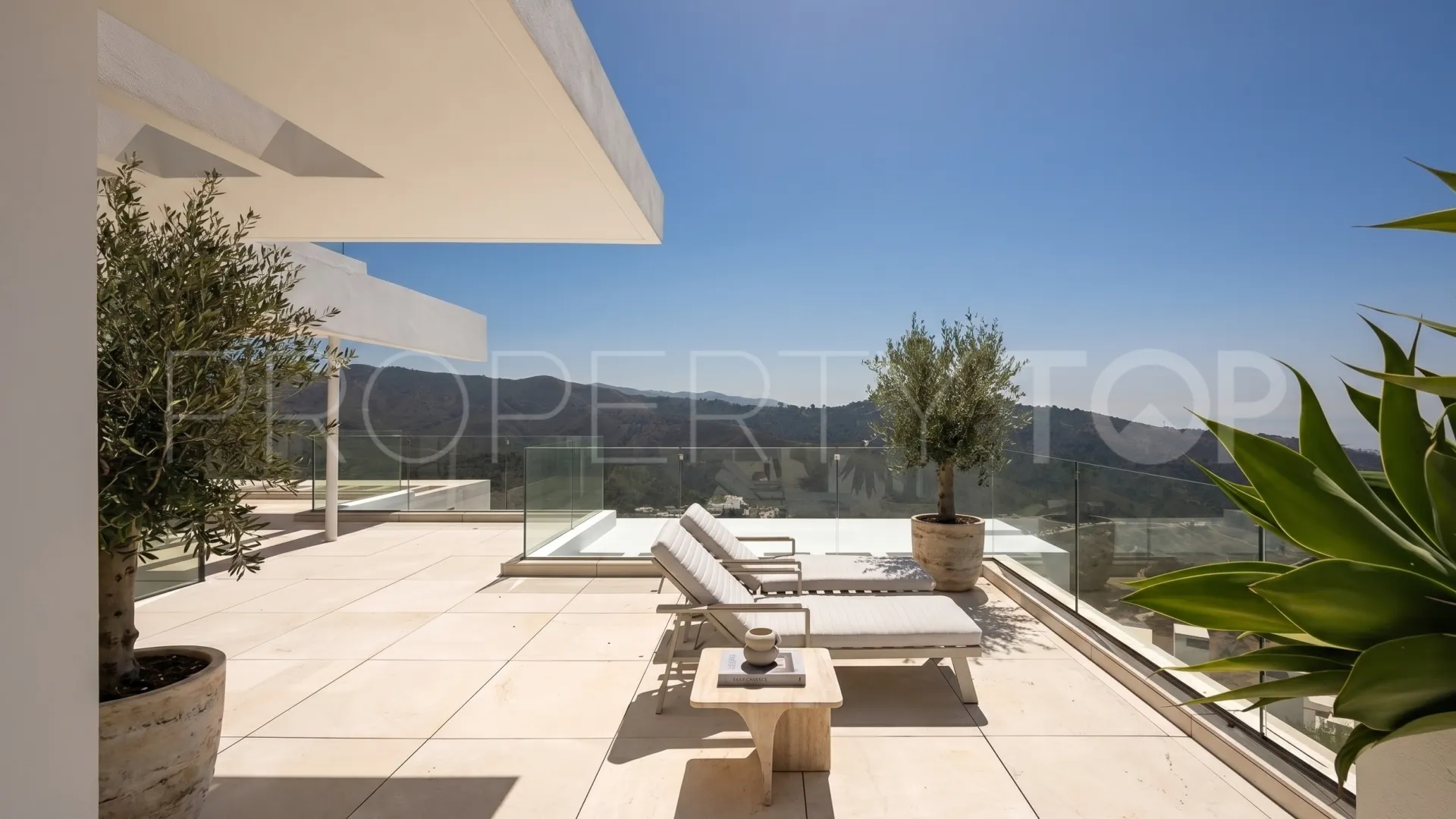 Duplex penthouse with 3 bedrooms for sale in Marbella City