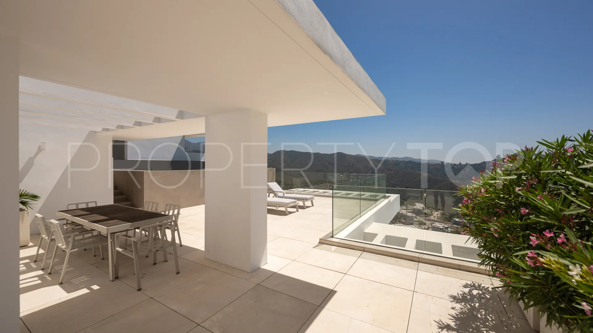 Duplex penthouse with 3 bedrooms for sale in Marbella City
