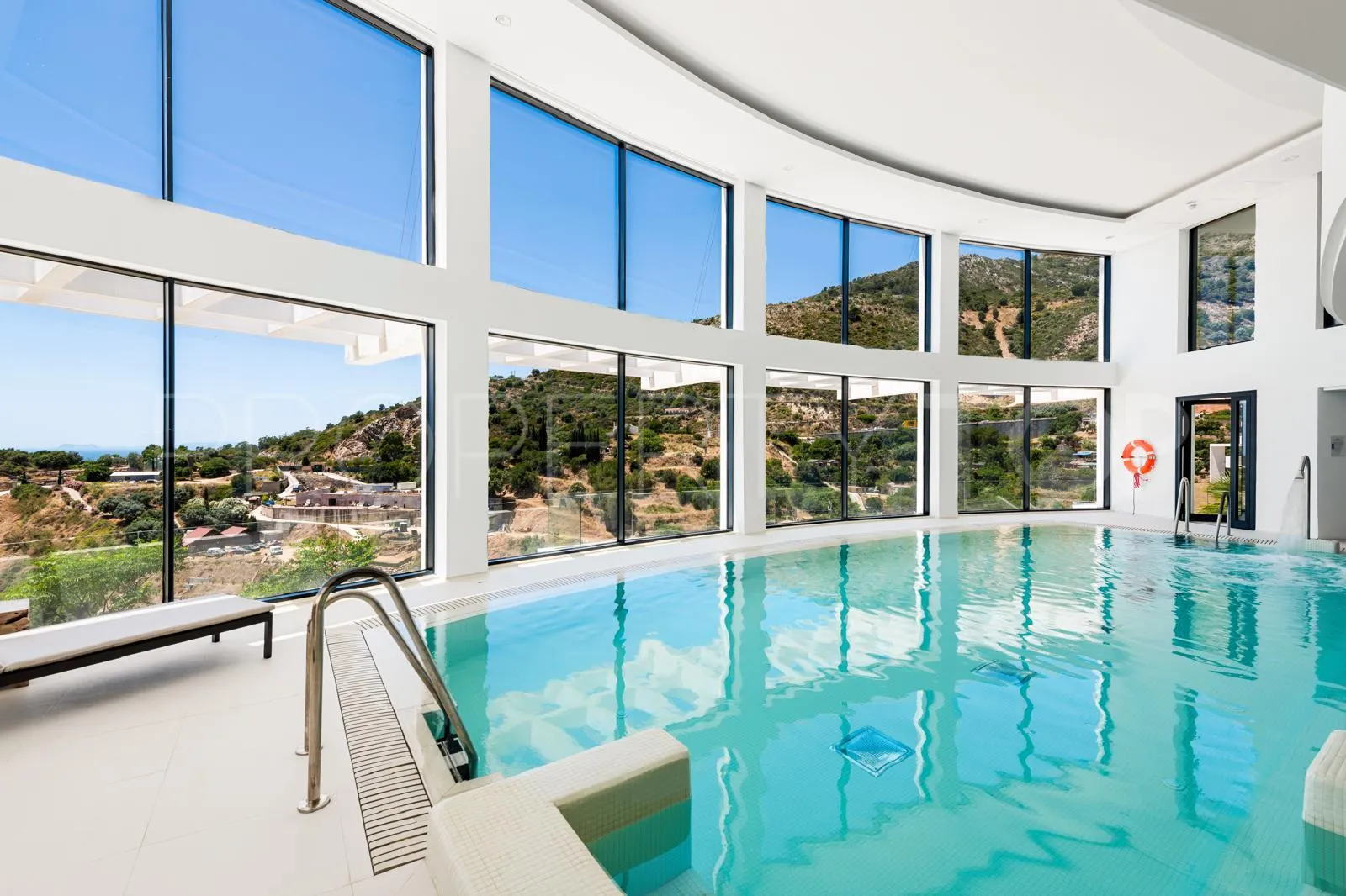 Duplex penthouse with 3 bedrooms for sale in Marbella City