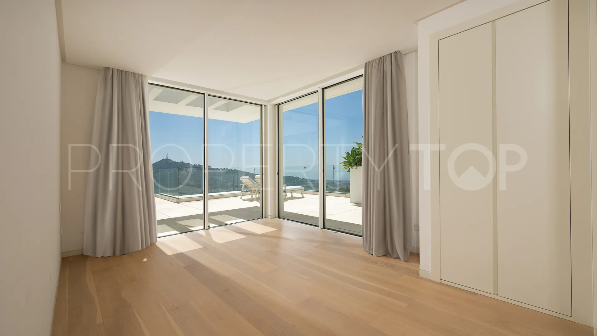 Duplex penthouse with 3 bedrooms for sale in Marbella City
