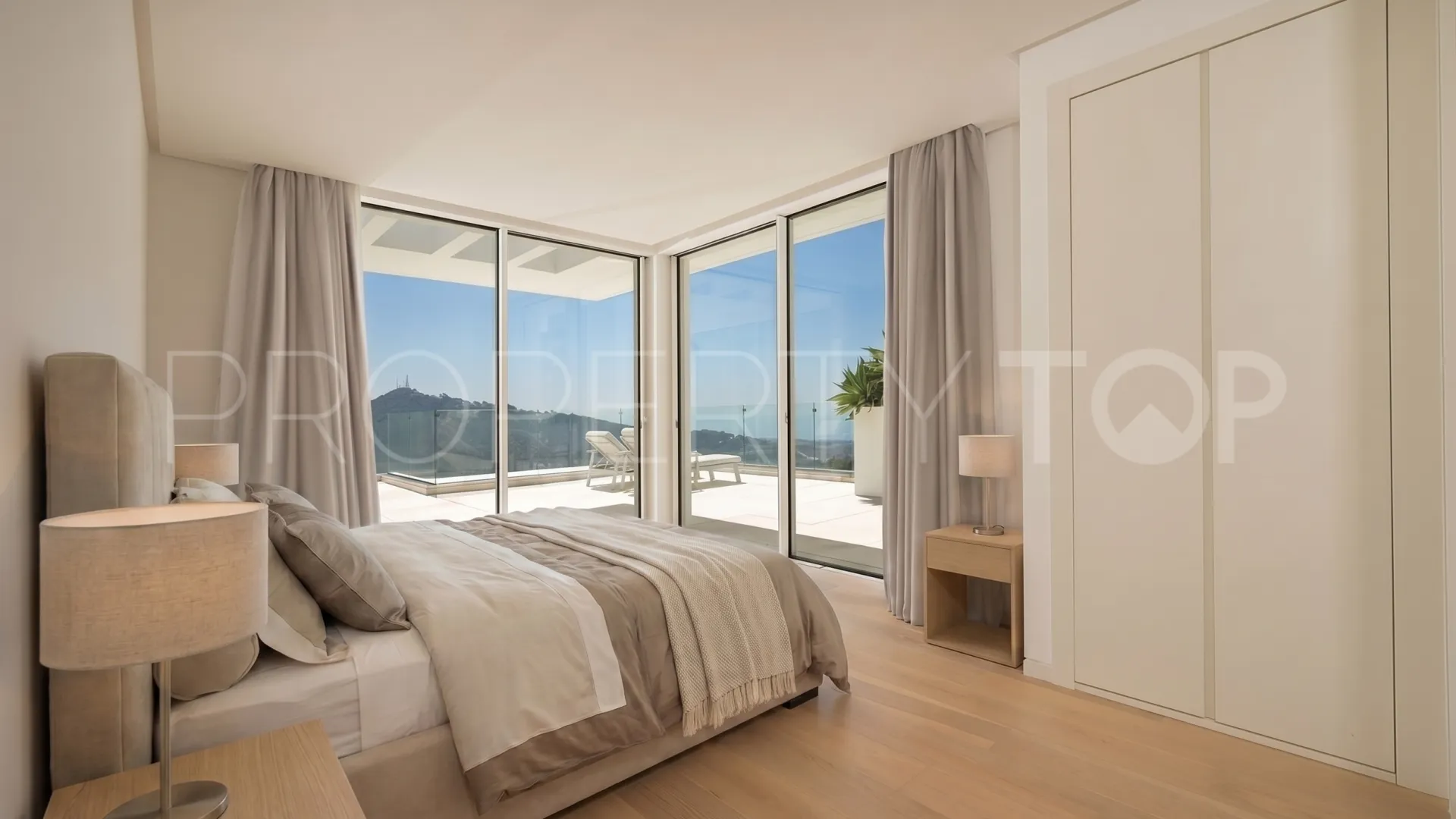 Duplex penthouse with 3 bedrooms for sale in Marbella City