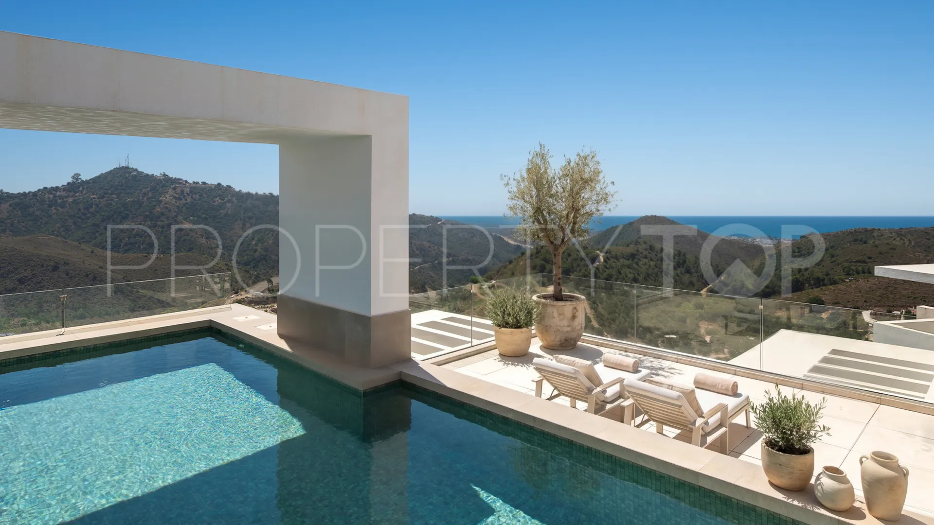 Duplex penthouse with 3 bedrooms for sale in Marbella City