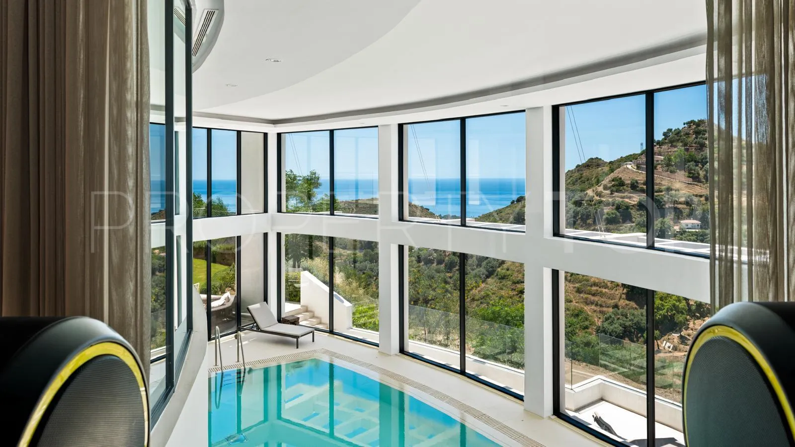 Duplex penthouse with 3 bedrooms for sale in Marbella City