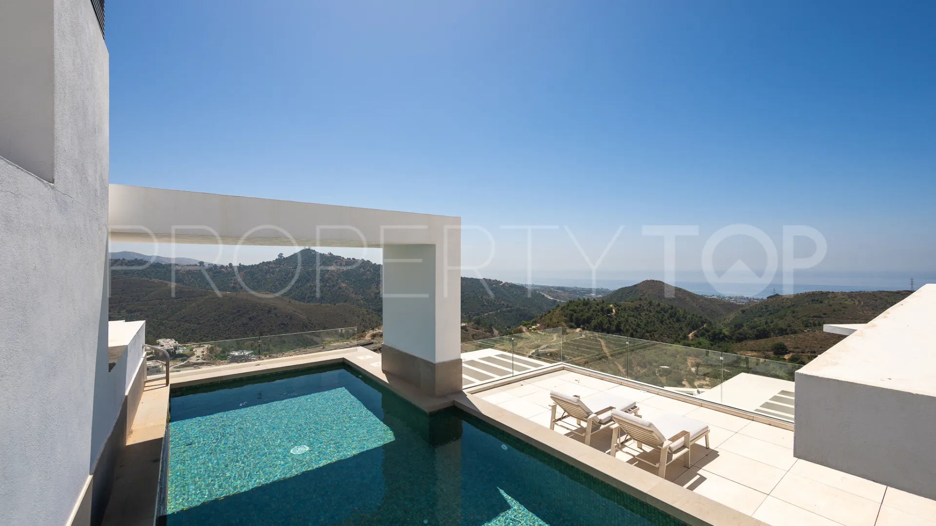 Duplex penthouse with 3 bedrooms for sale in Marbella City