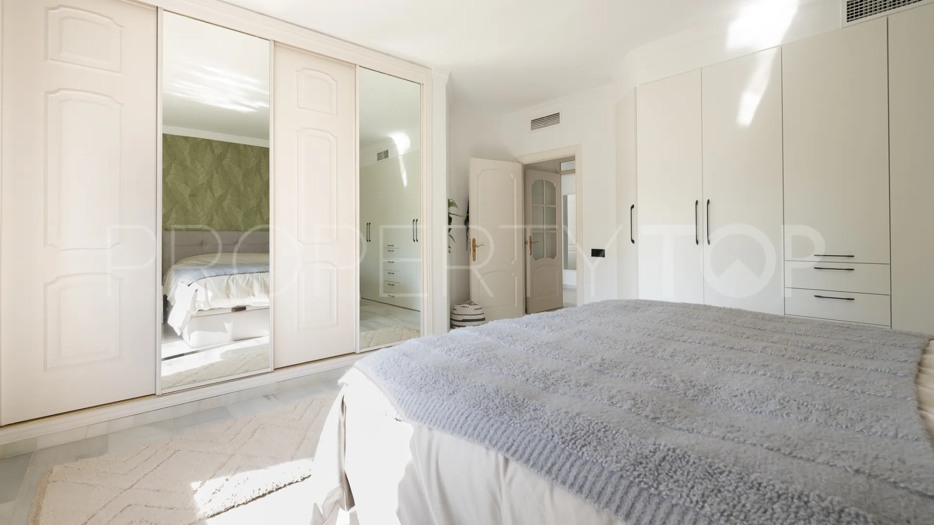 Playas del Duque, apartamento de 2 dormitorios en venta