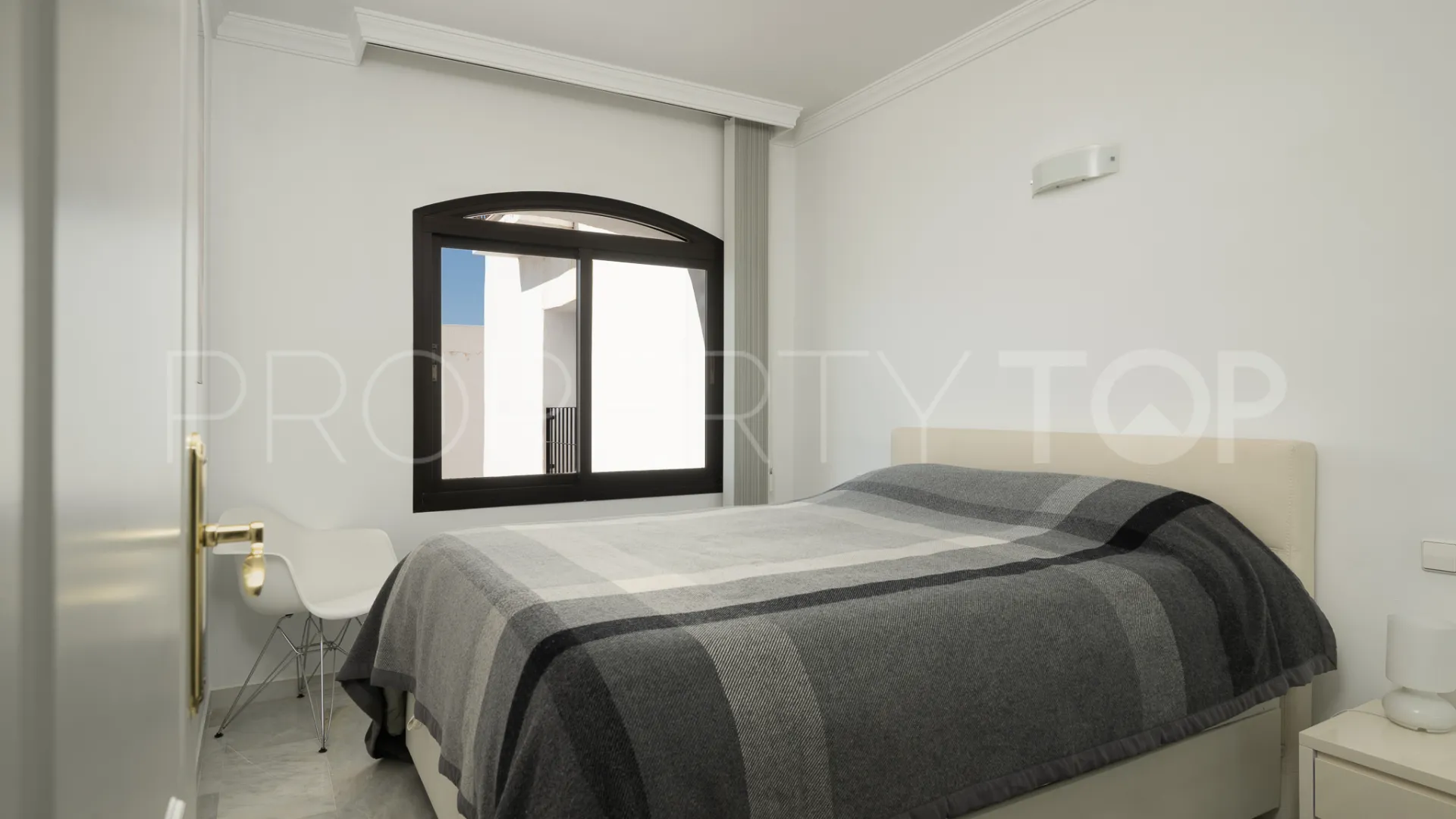 Playas del Duque, apartamento de 2 dormitorios en venta