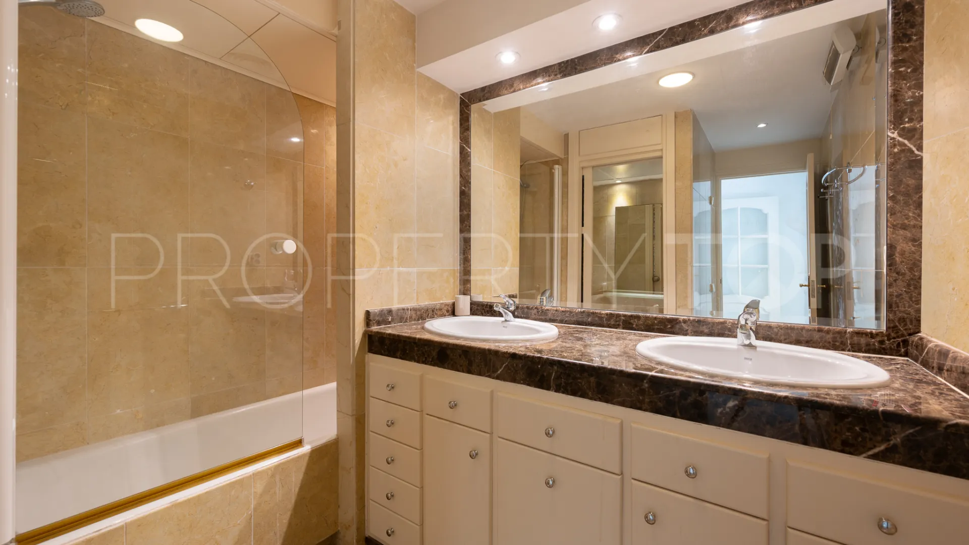 Playas del Duque, apartamento de 2 dormitorios en venta