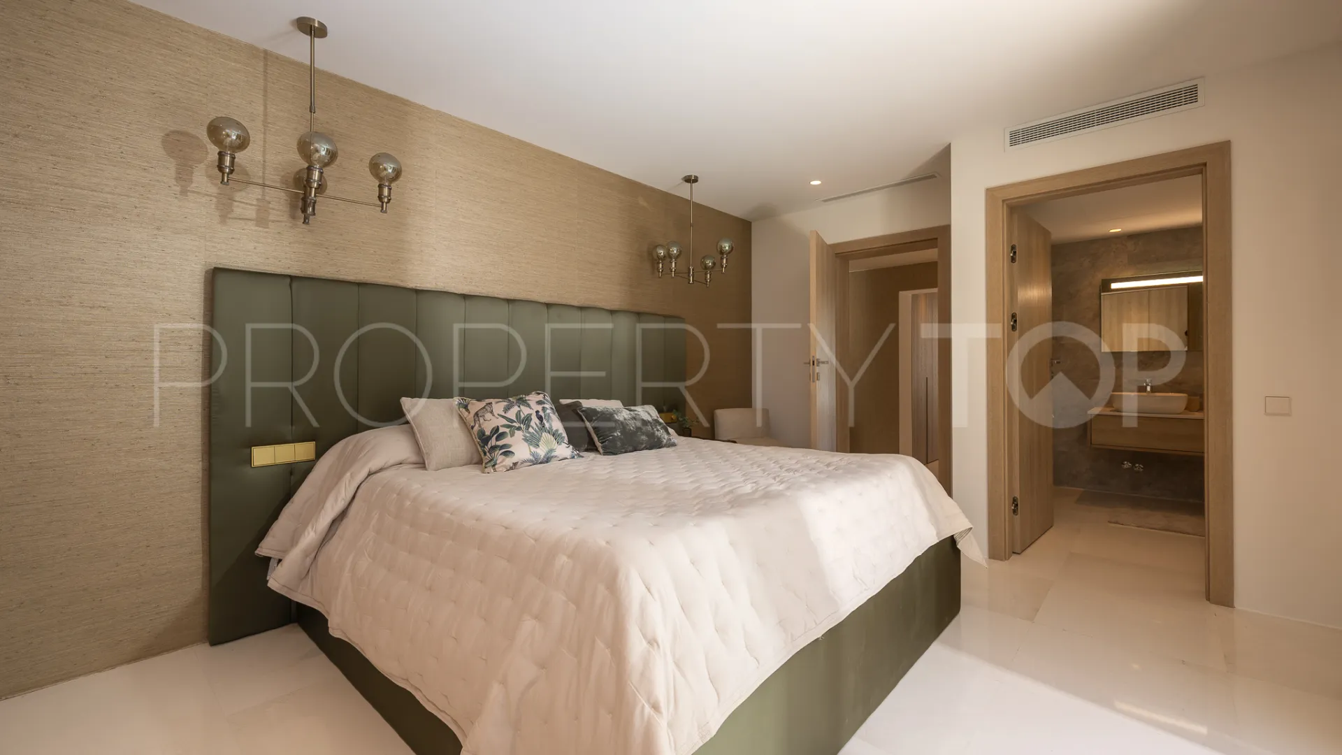 Villa en venta de 7 dormitorios en Parcelas del Golf
