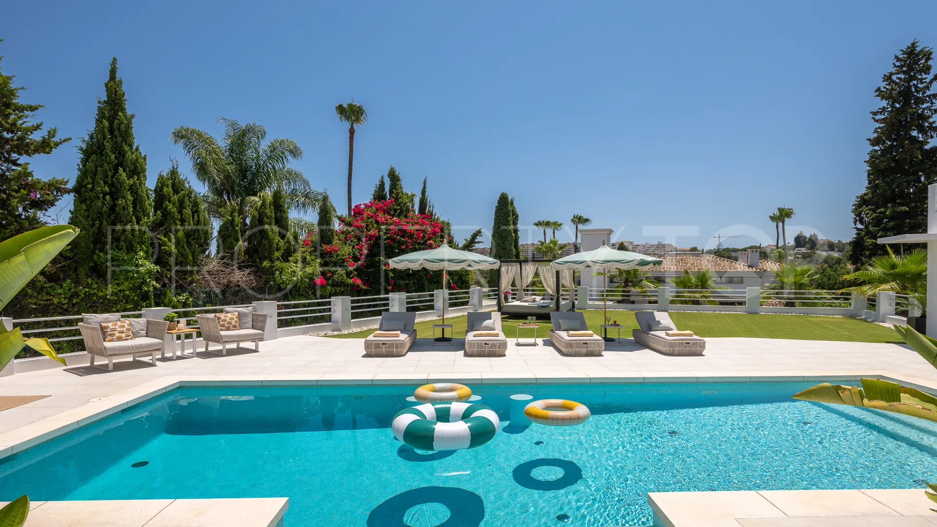 Villa en venta de 7 dormitorios en Parcelas del Golf