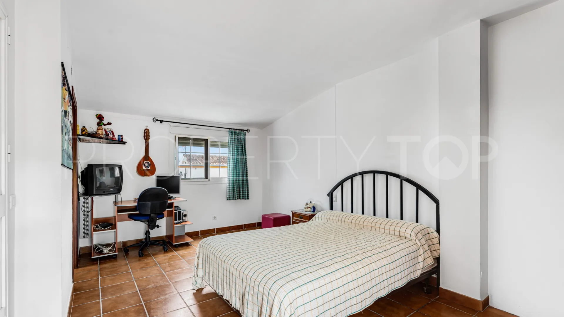 Pareado en venta con 7 dormitorios en Estepona Ciudad