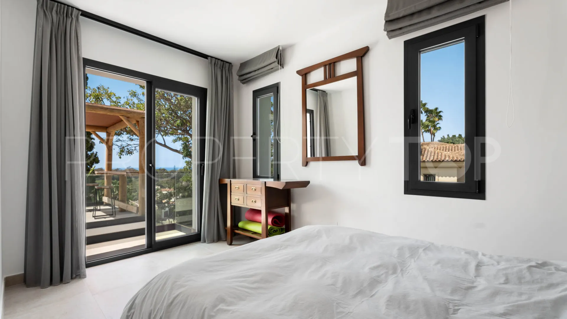 Buy villa in Elviria