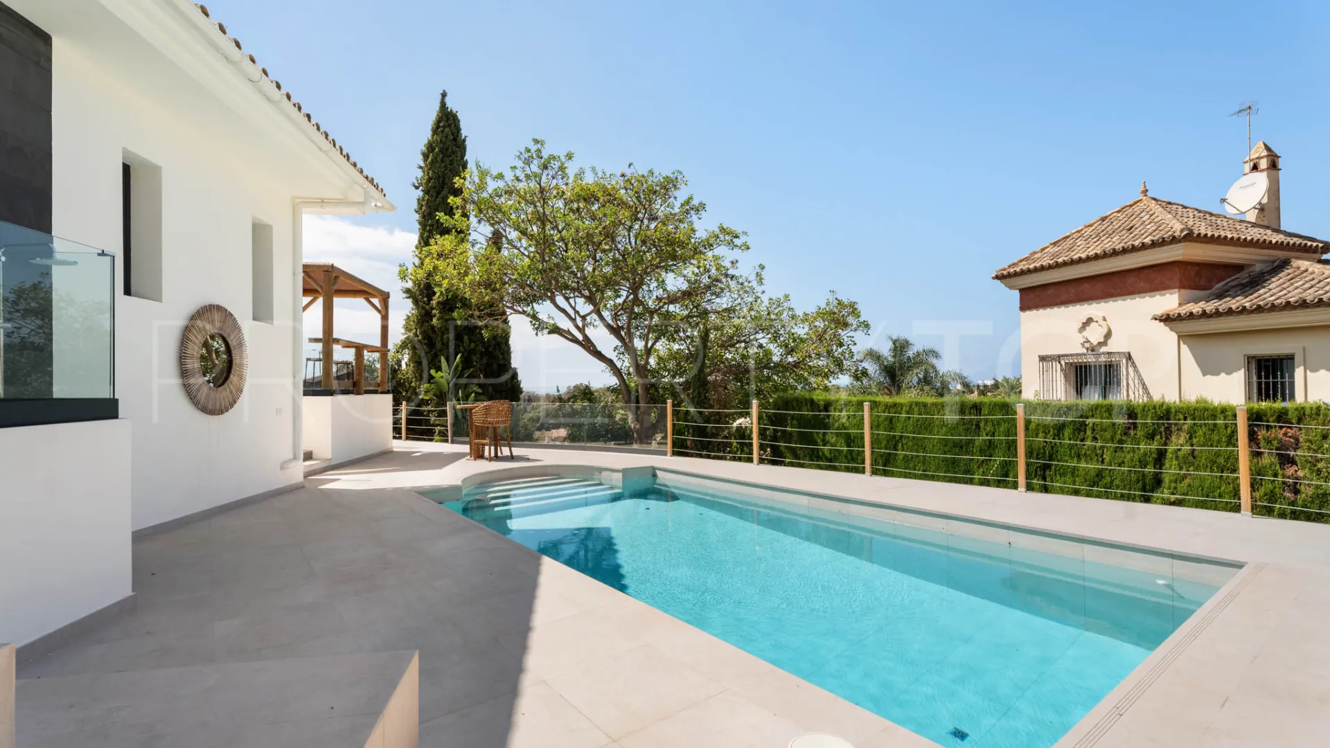 Buy villa in Elviria