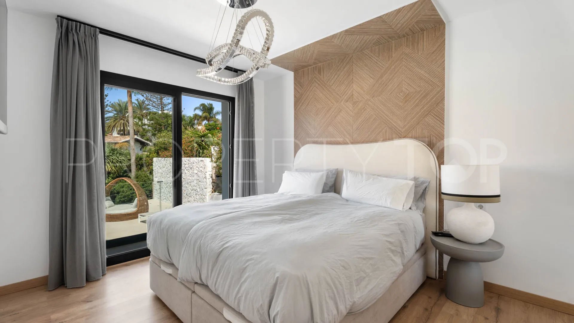 Buy villa in Elviria