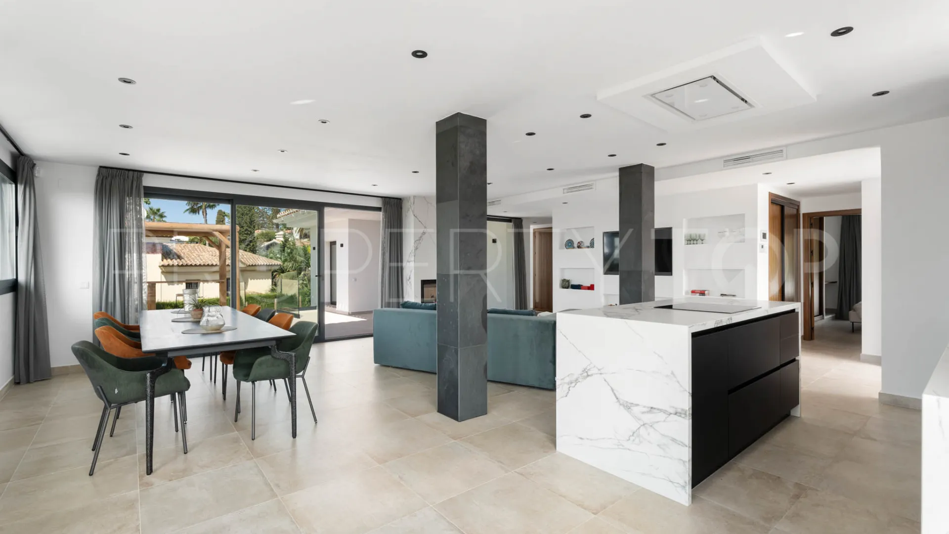 Buy villa in Elviria