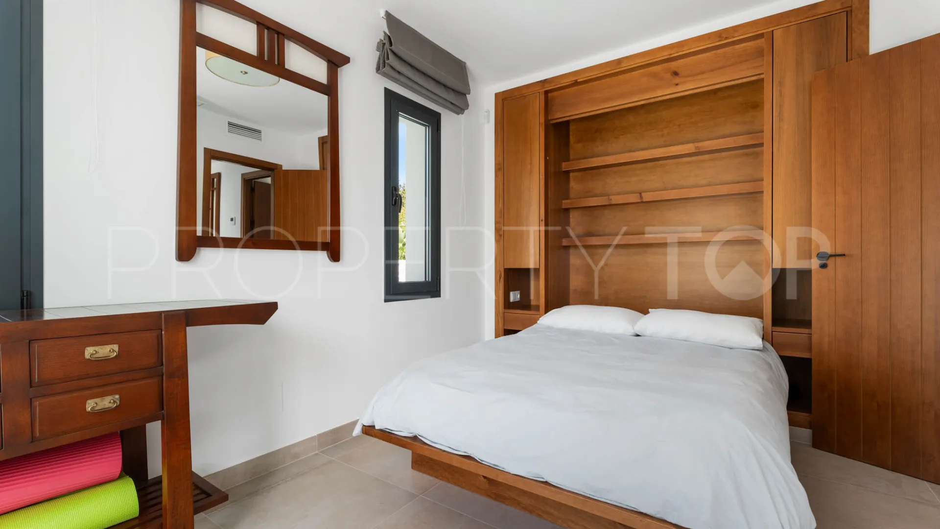 Buy villa in Elviria