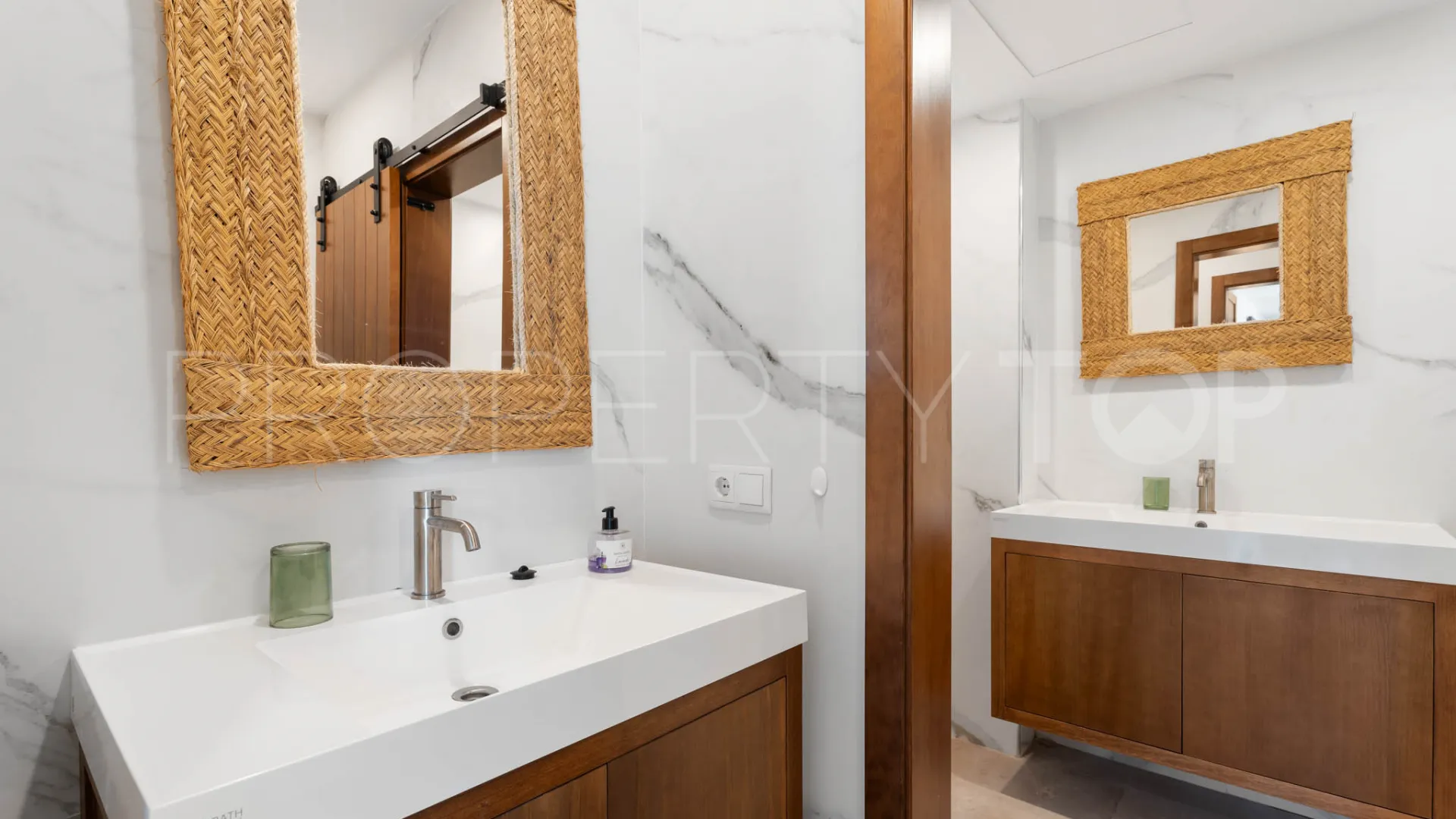 Buy villa in Elviria