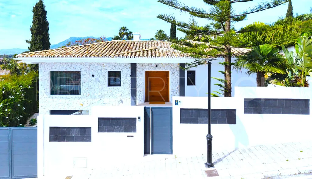 Buy villa in Elviria