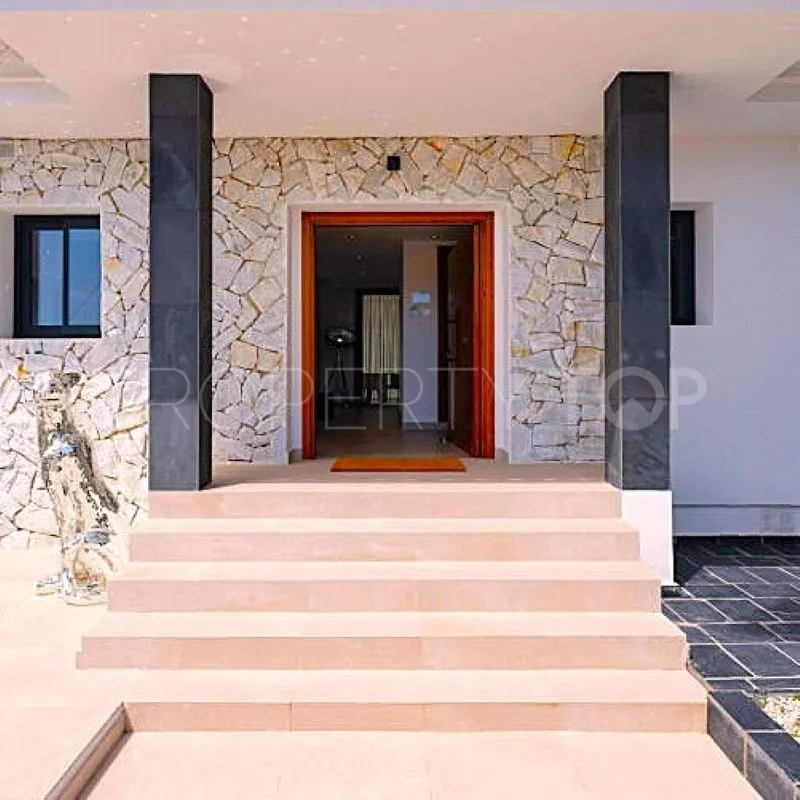 Buy villa in Elviria
