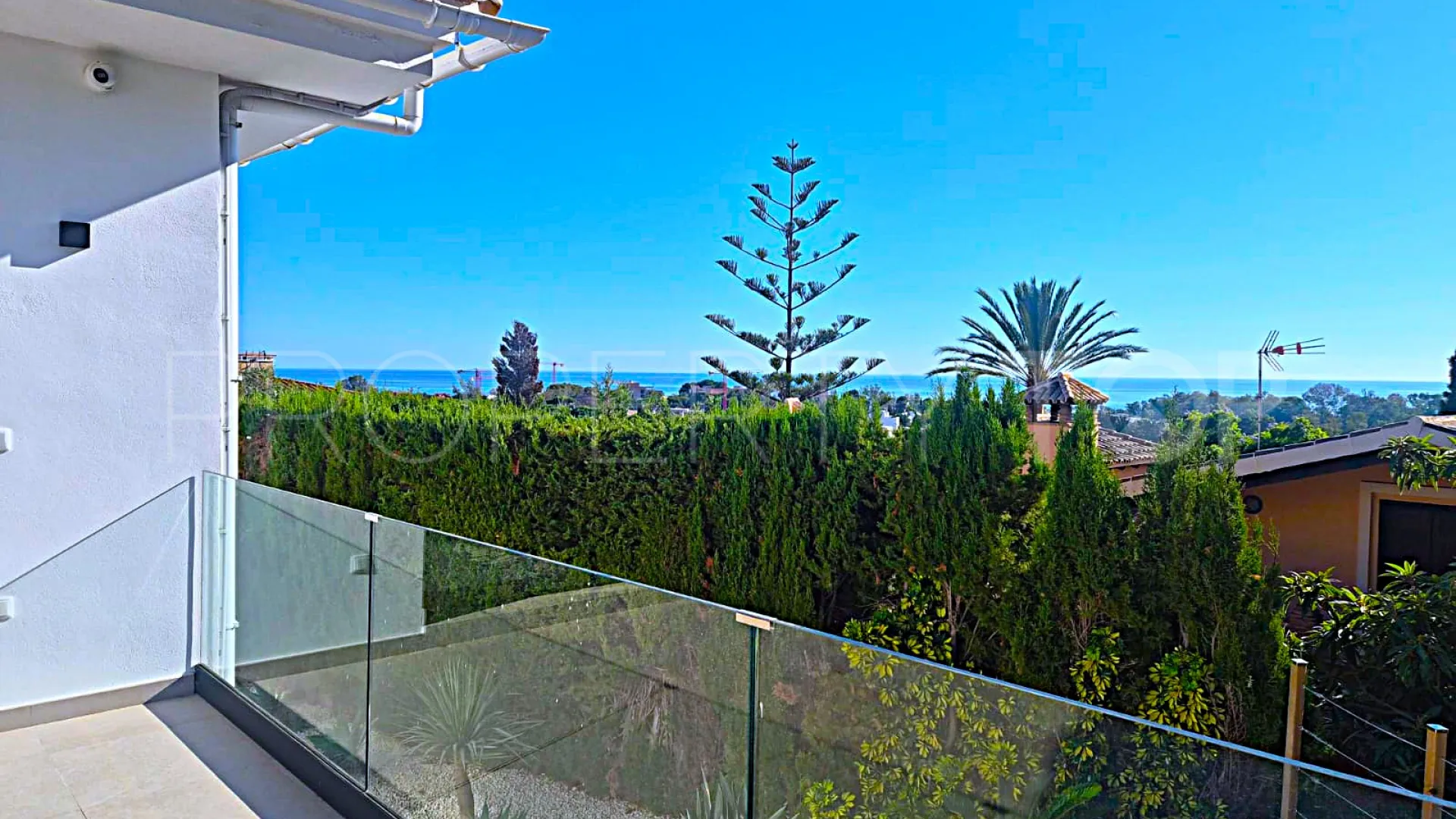 Buy villa in Elviria