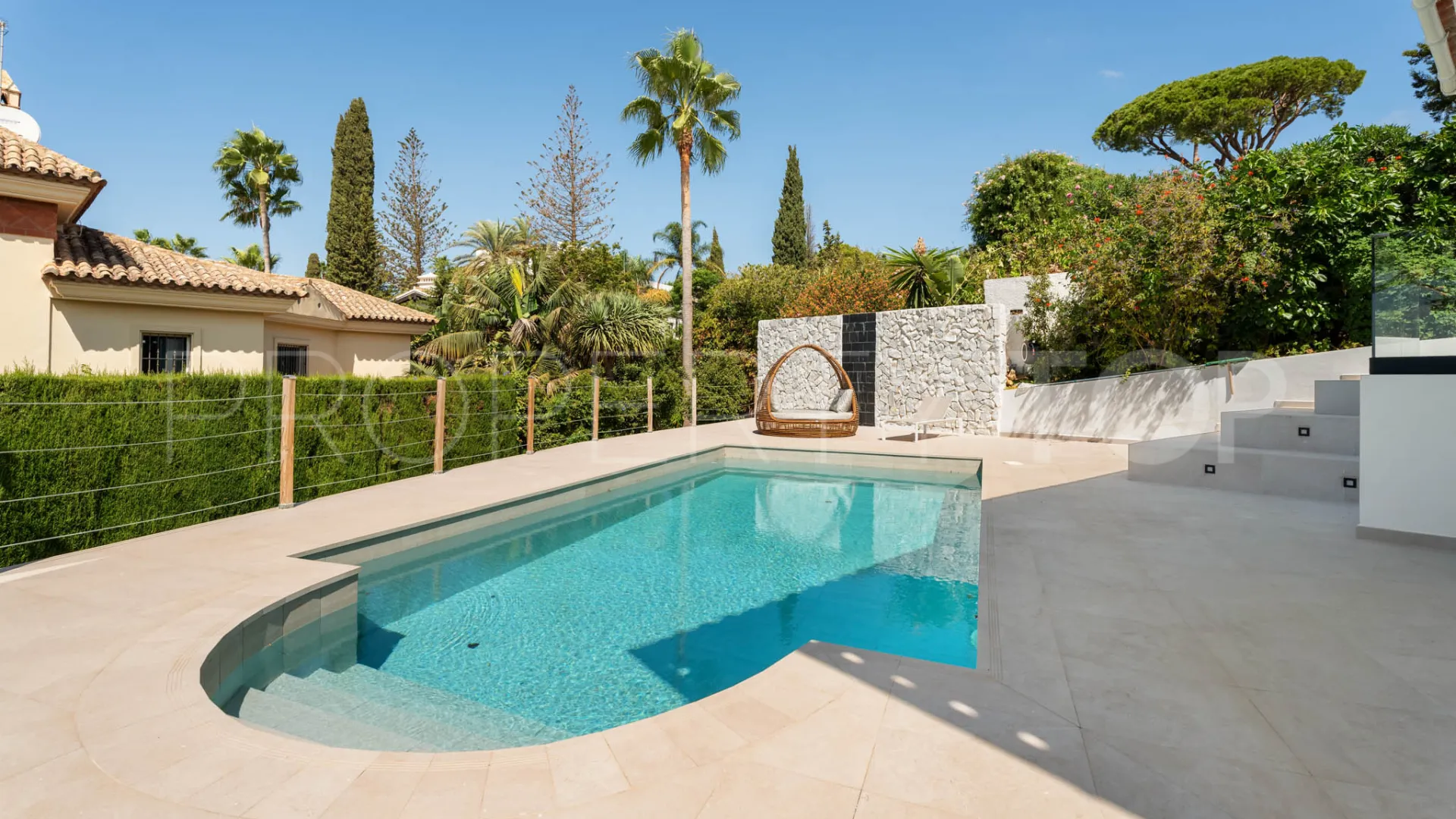Buy villa in Elviria
