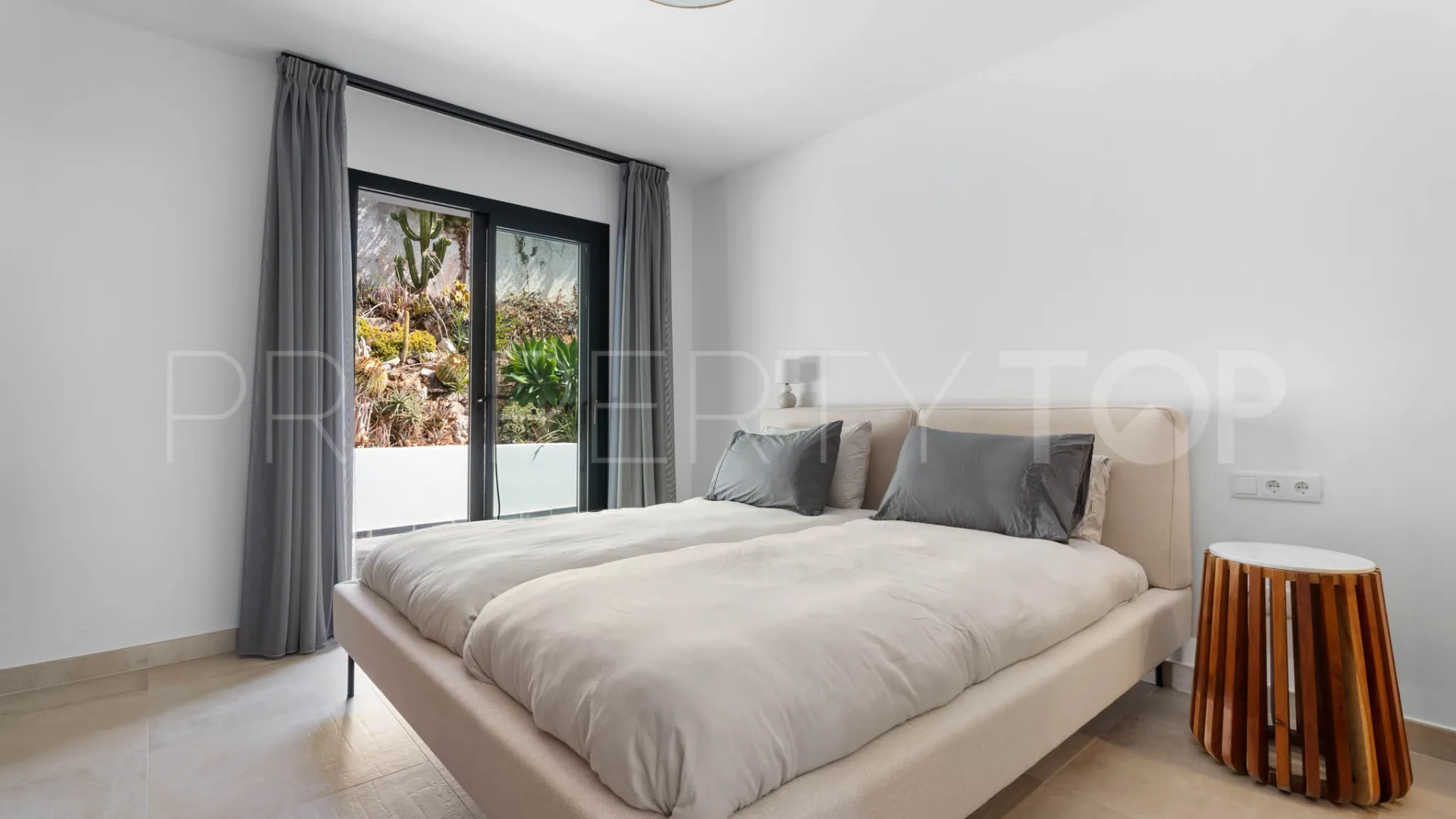 Buy villa in Elviria