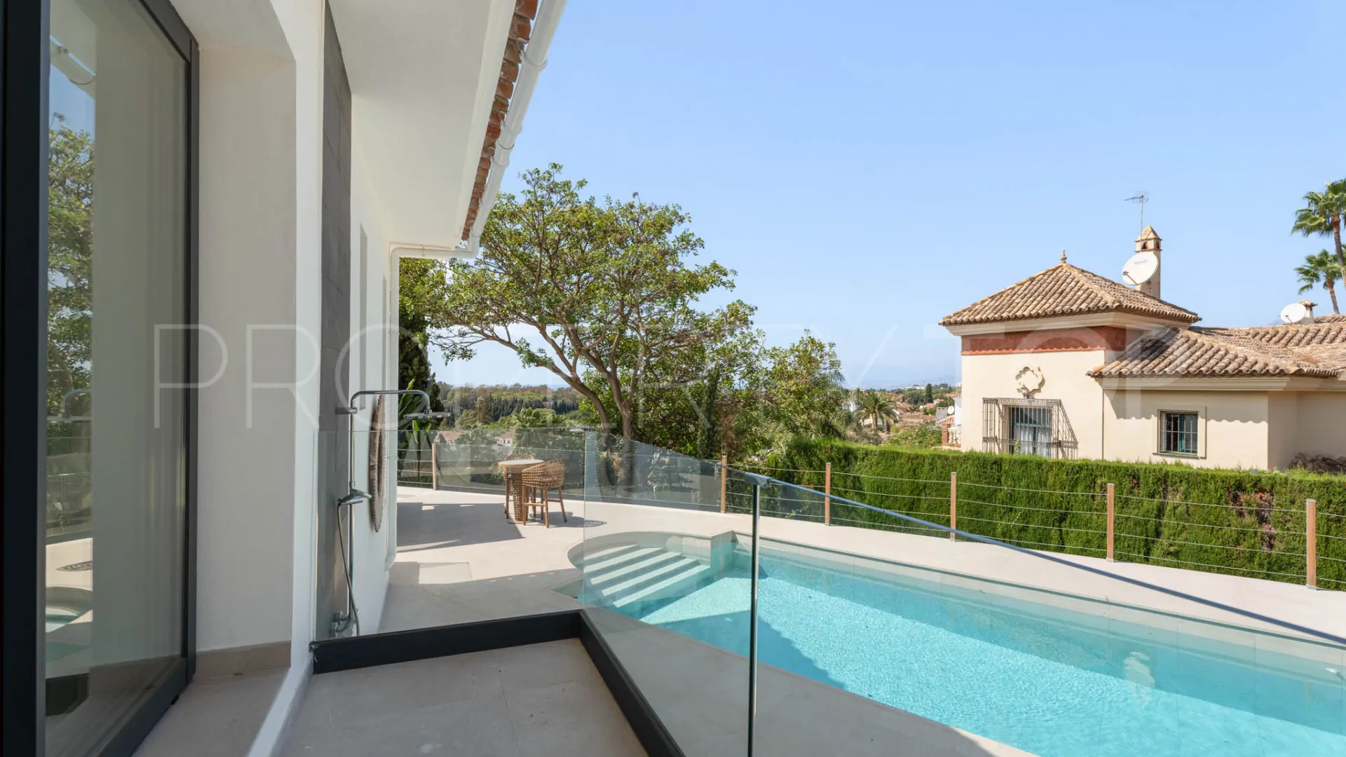 Buy villa in Elviria
