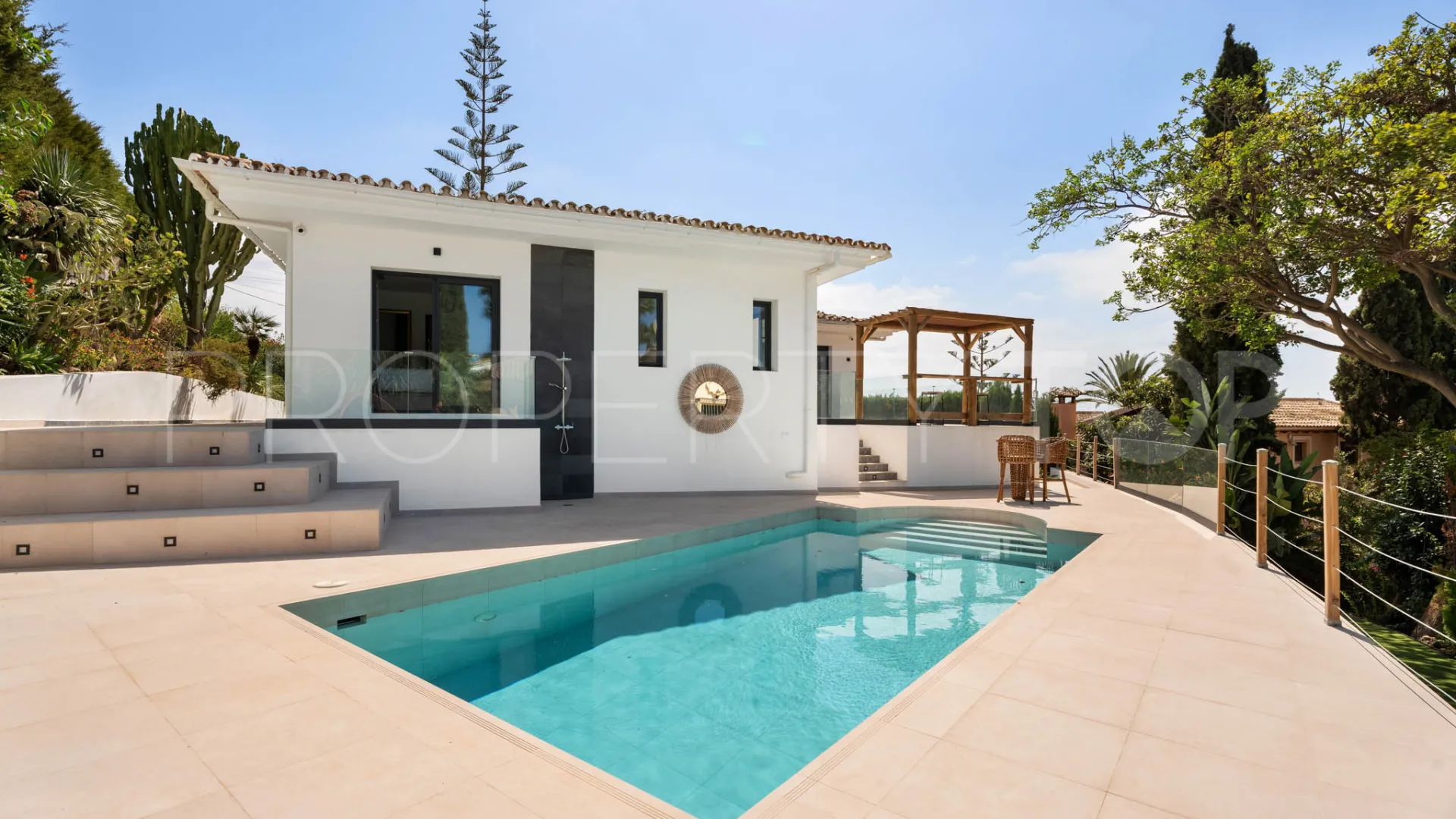 Buy villa in Elviria
