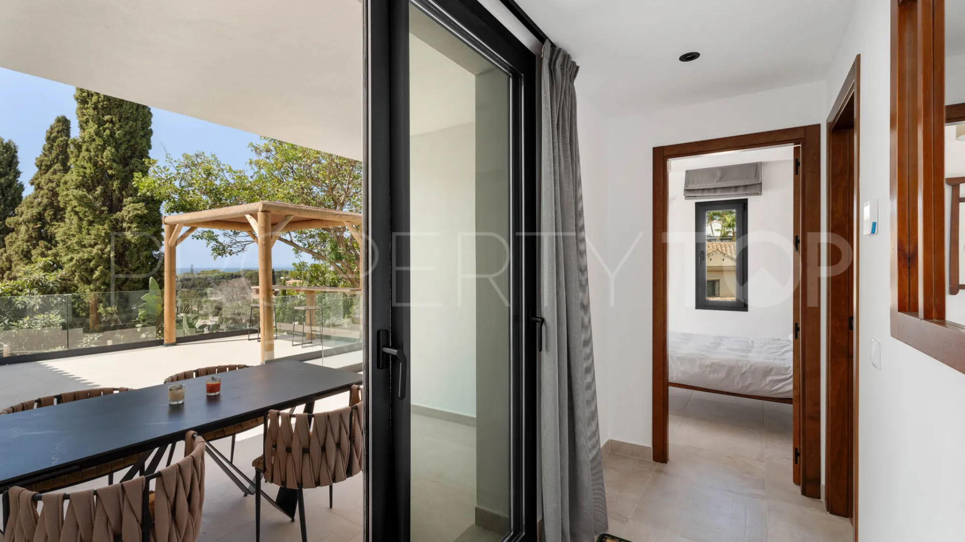 Buy villa in Elviria